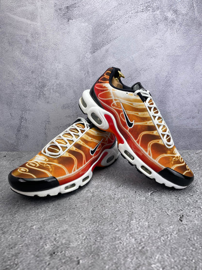 Nike Air Max Plus Light Photography - buty sportowe, para butów, widok z boku na tle studyjnym
