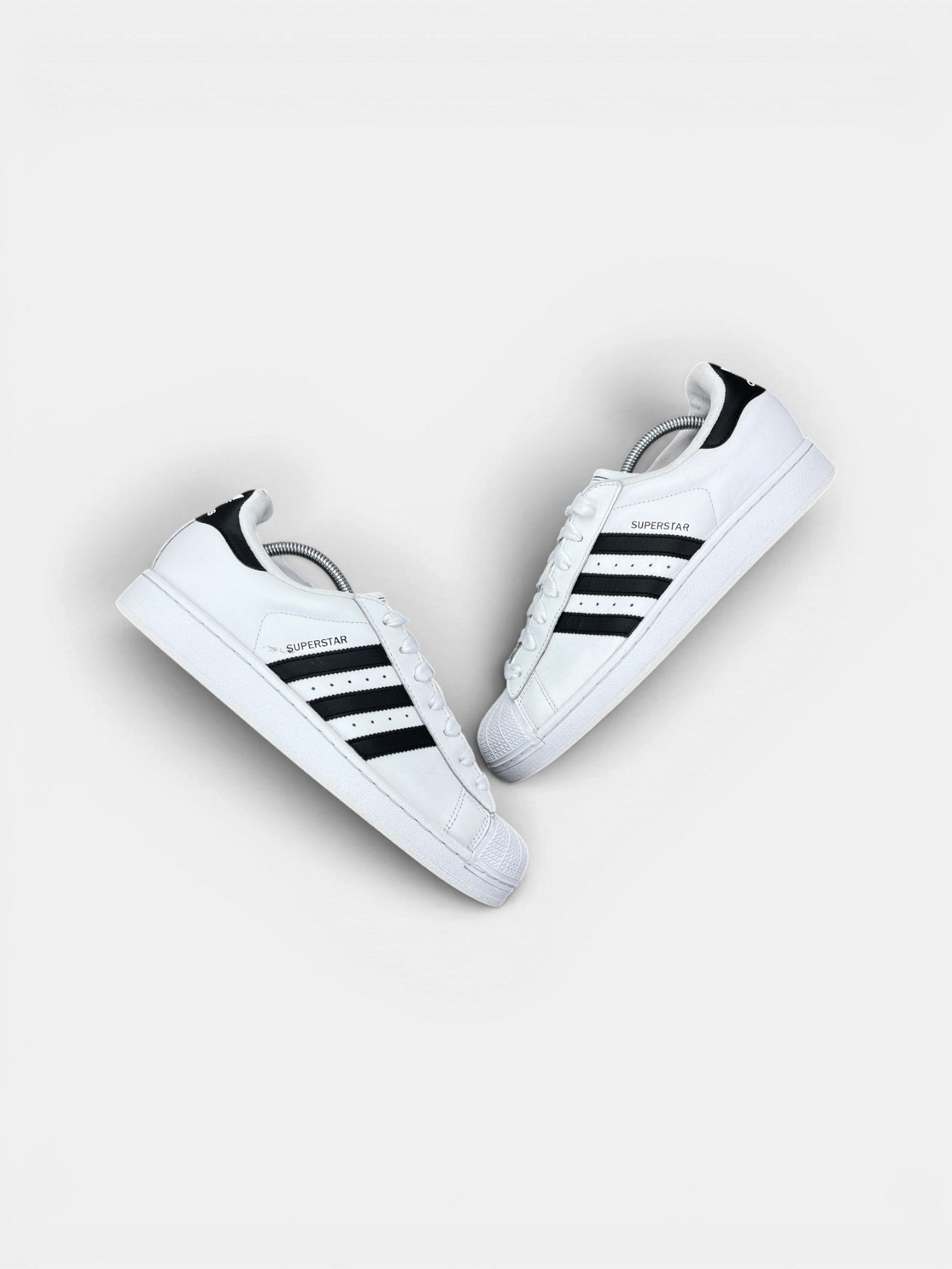 Adidas Superstar II — buty sportowe męskie w bardzo dobrym stanie rozmiar 44, widok z góry na zewnętrzną stronę butów