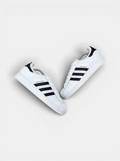 Adidas Superstar II — buty sportowe męskie w bardzo dobrym stanie rozmiar 44, widok z góry na zewnętrzną stronę butów