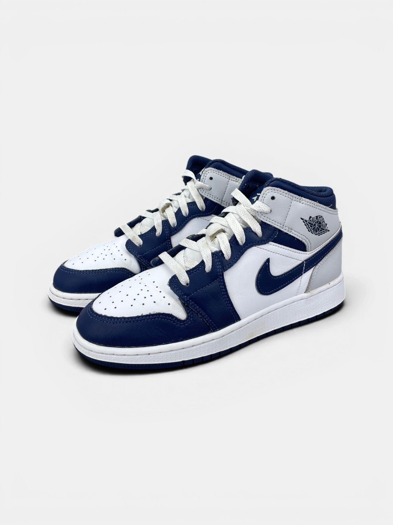 Nike Air Jordan 1 Mid Smoke Grey Obsidian — buty sportowe damskie w bardzo dobrym stanie rozmiar 37.5, widok z boku