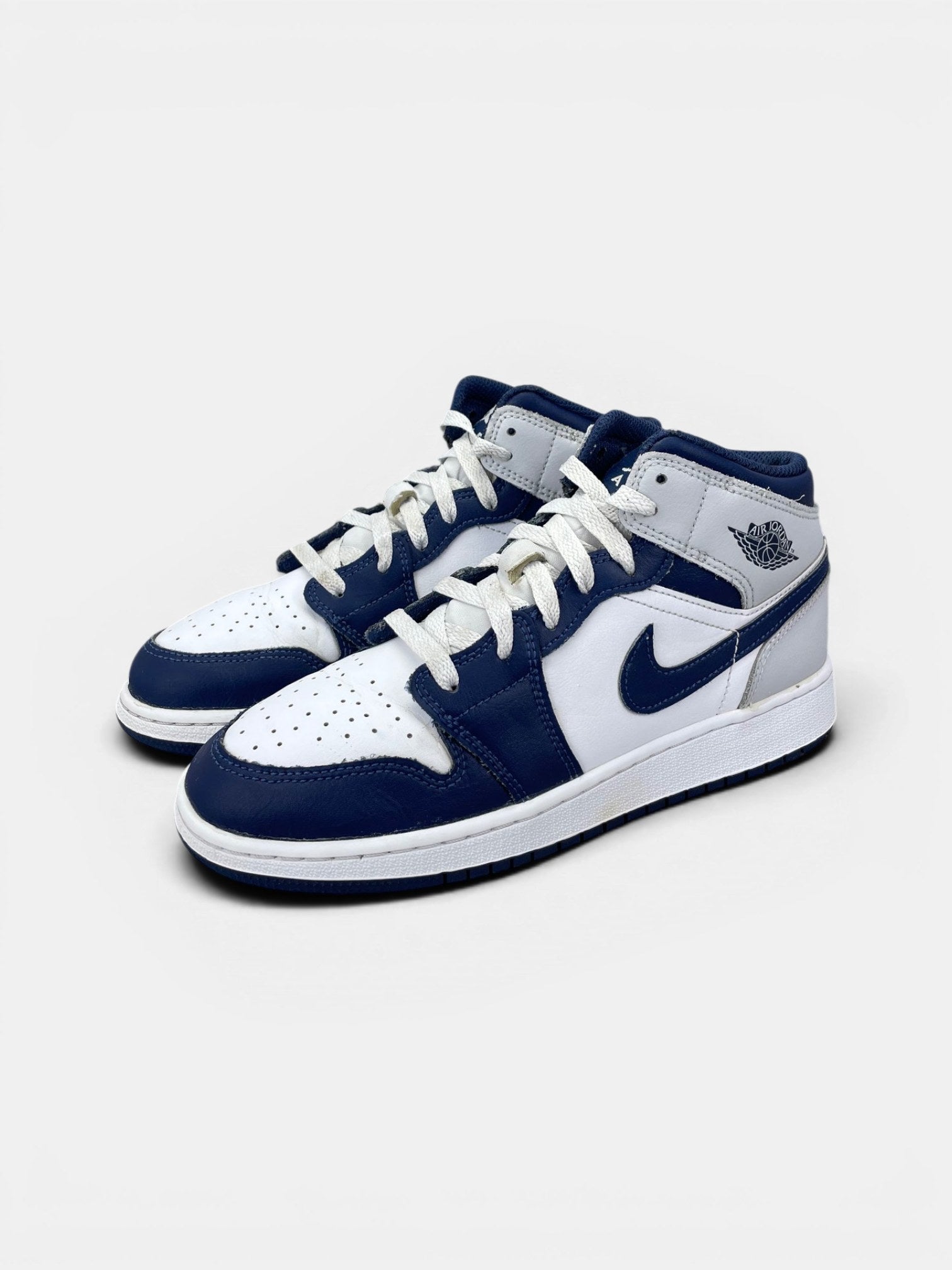 Nike Air Jordan 1 Mid Smoke Grey Obsidian — buty sportowe damskie w bardzo dobrym stanie rozmiar 37.5, widok z boku