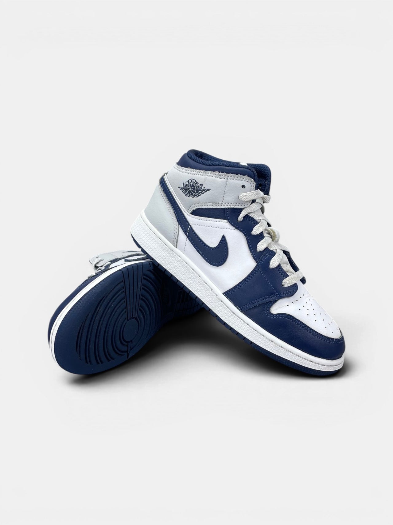 Nike Air Jordan 1 Mid Smoke Grey Obsidian — buty sportowe damskie w bardzo dobrym stanie rozmiar 37.5, boczny profil