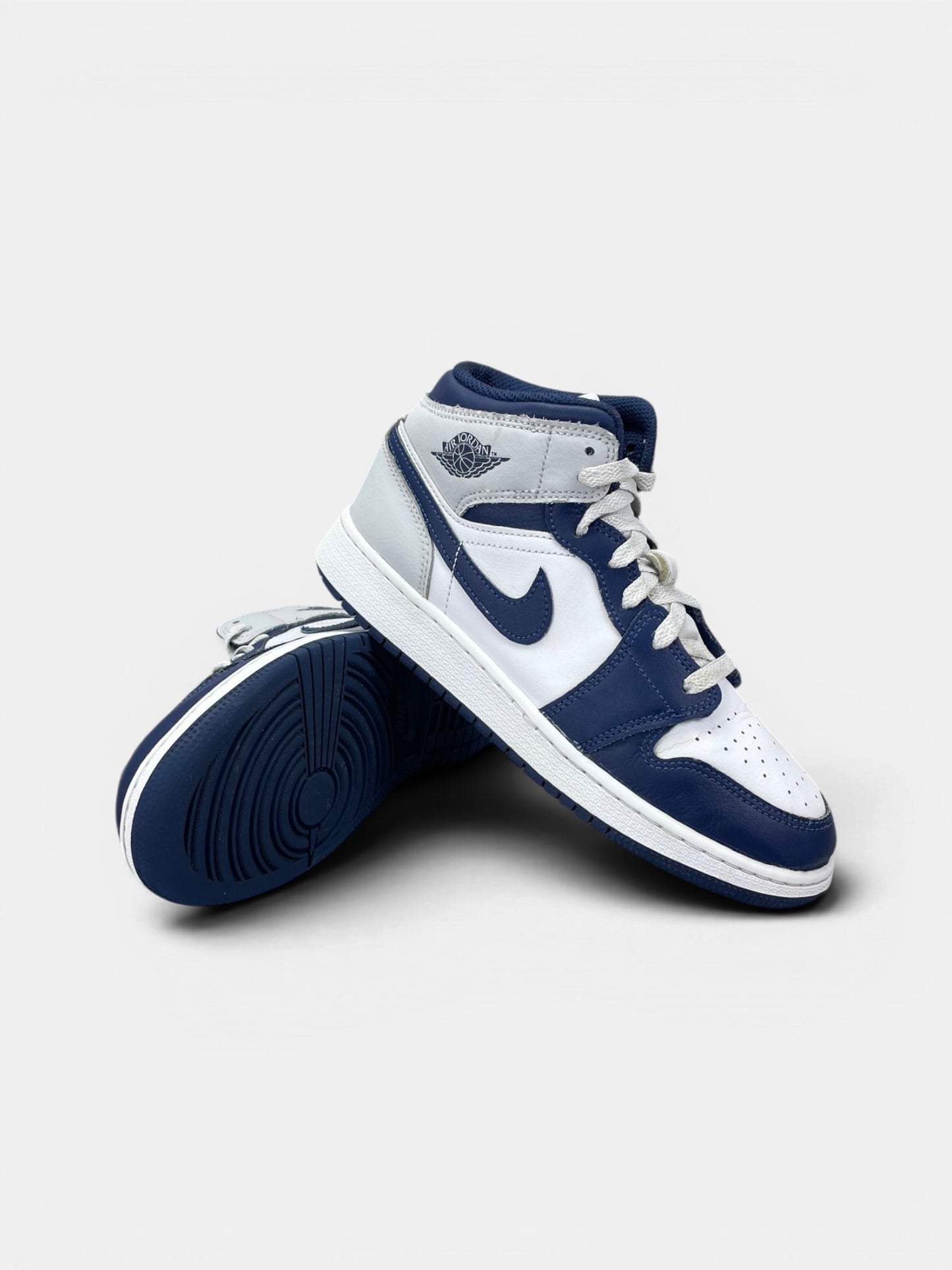 Nike Air Jordan 1 Mid Smoke Grey Obsidian — buty sportowe damskie w bardzo dobrym stanie rozmiar 37.5, boczny profil