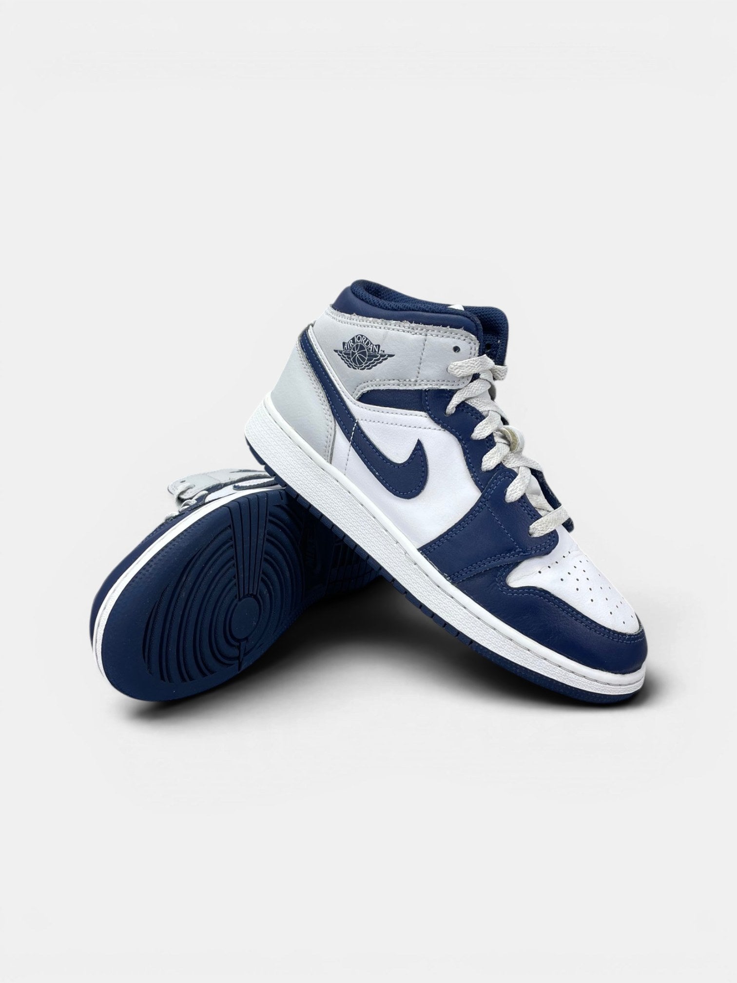Nike Air Jordan 1 Mid Smoke Grey Obsidian — buty sportowe damskie w bardzo dobrym stanie rozmiar 37.5, boczny profil