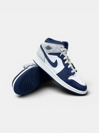 Nike Air Jordan 1 Mid Smoke Grey Obsidian — buty sportowe damskie w bardzo dobrym stanie rozmiar 37.5, boczny profil