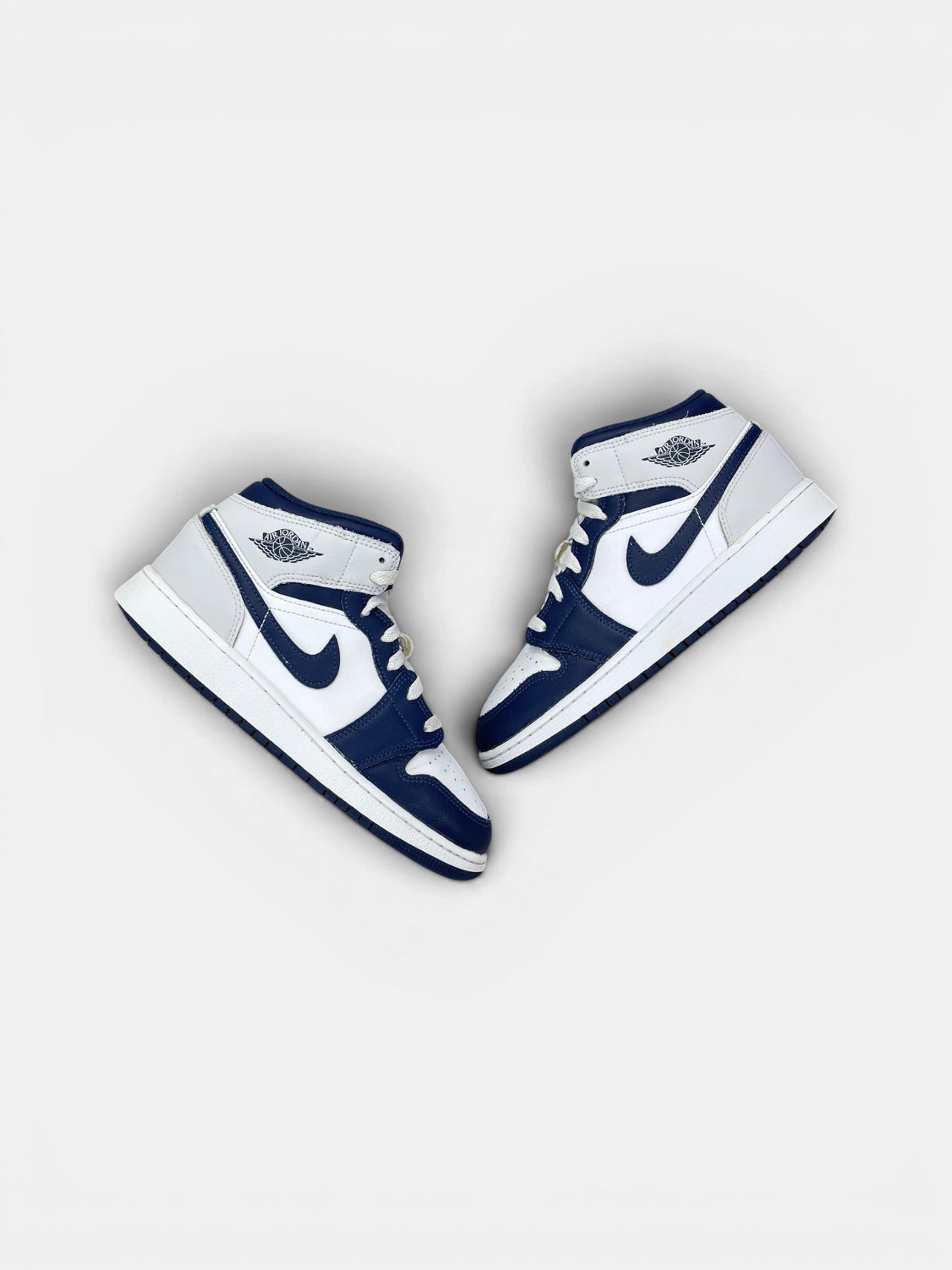 Nike Air Jordan 1 Mid Smoke Grey Obsidian — buty sportowe damskie w bardzo dobrym stanie rozmiar 37.5, widok z góry na zewnętrzną stronę butów