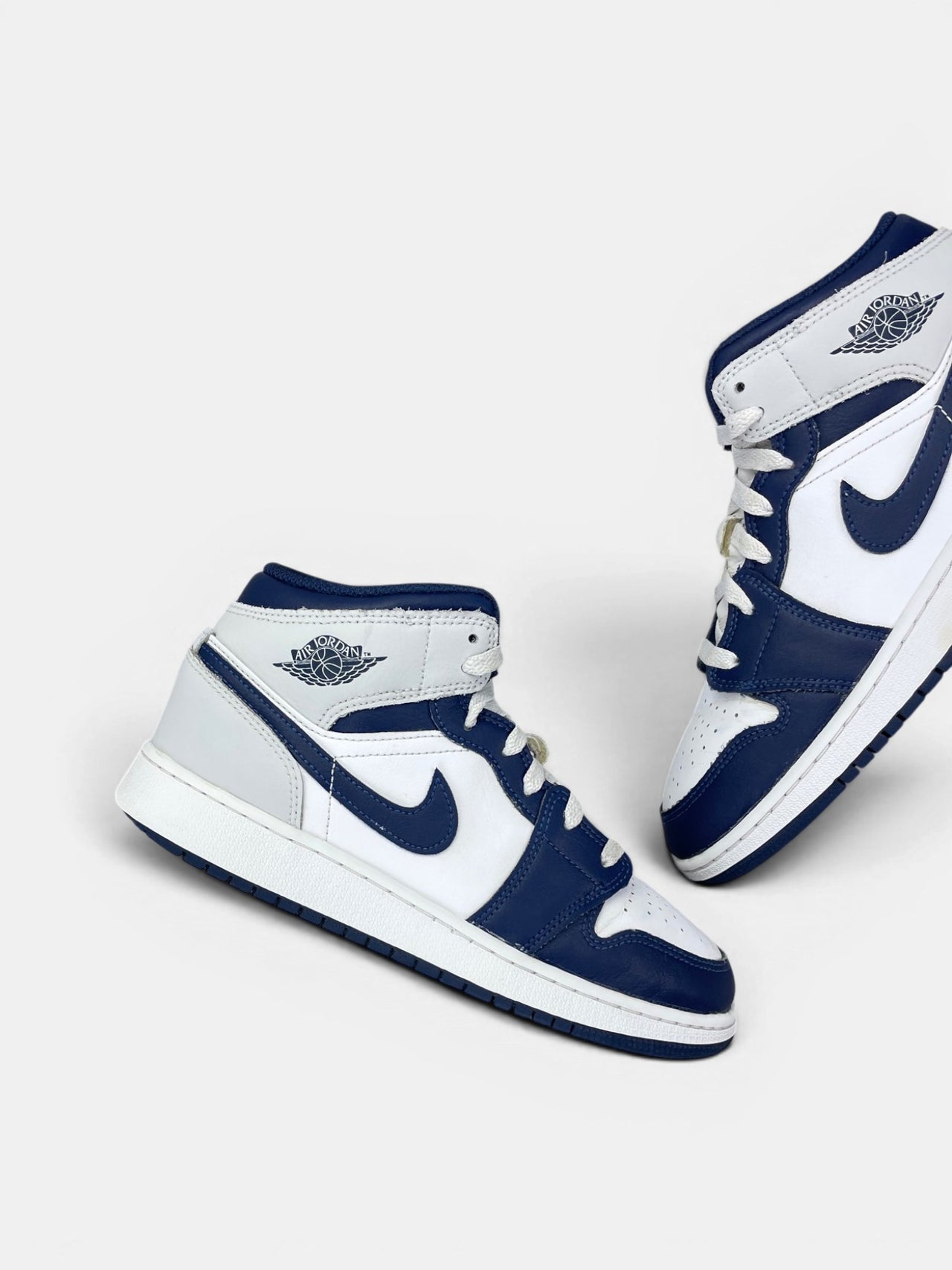 Nike Air Jordan 1 Mid Smoke Grey Obsidian — buty sportowe damskie w bardzo dobrym stanie rozmiar 37.5, zewnętrzny panel prawego buta