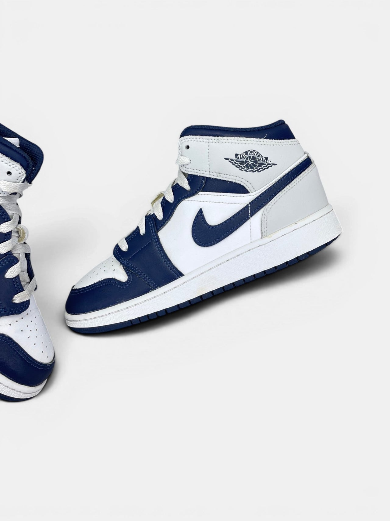 Nike Air Jordan 1 Mid Smoke Grey Obsidian — buty sportowe damskie w bardzo dobrym stanie rozmiar 37.5, zewnętrzny panel lewego buta