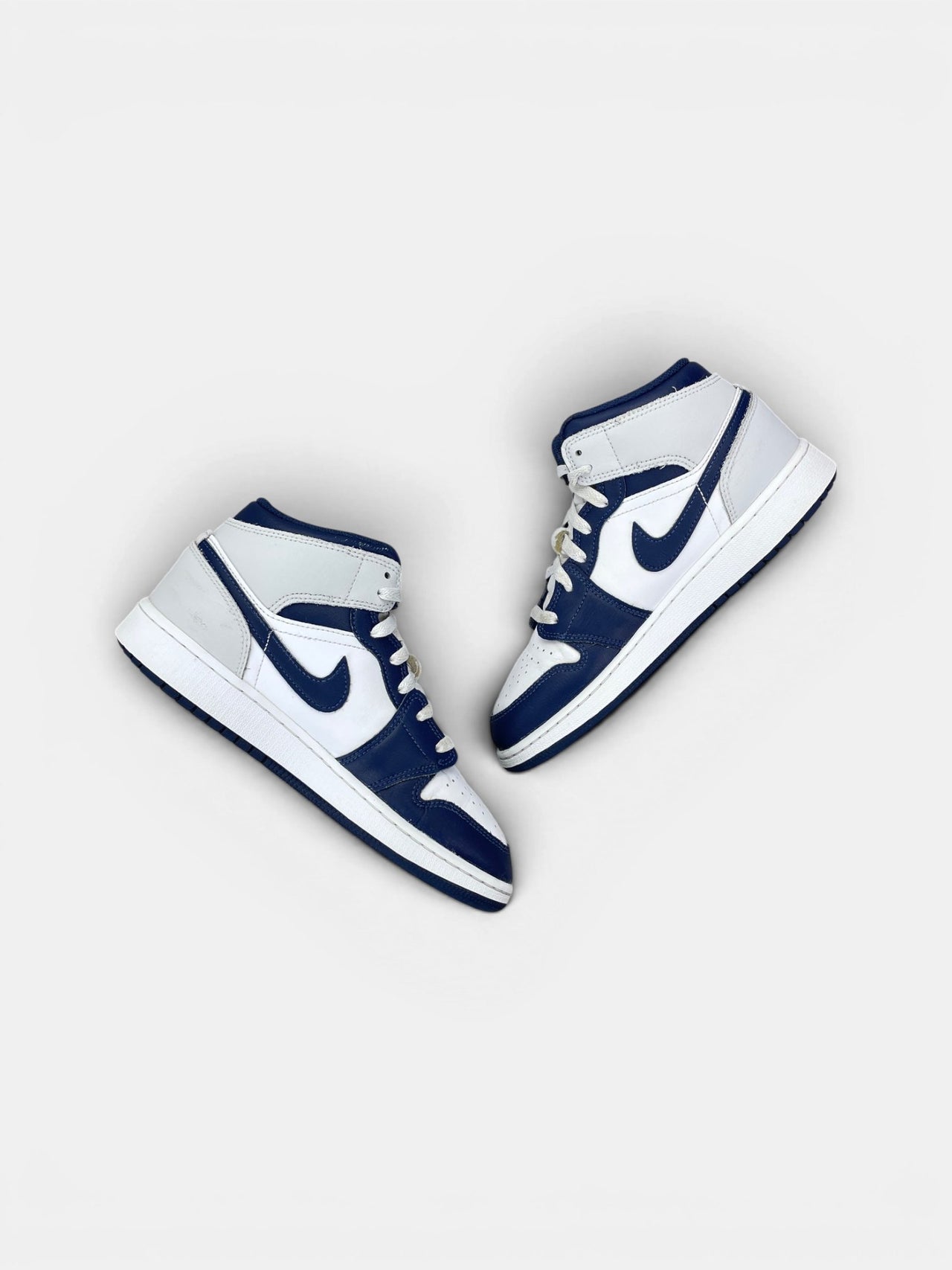 Nike Air Jordan 1 Mid Smoke Grey Obsidian — buty sportowe damskie w bardzo dobrym stanie rozmiar 37.5, widok z góry na wewnętrzną stronę butów