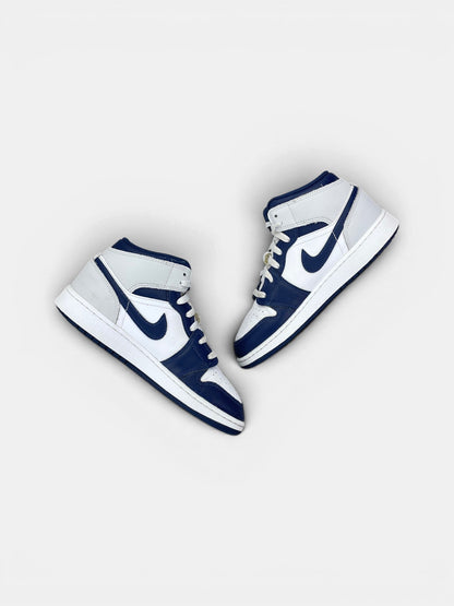Nike Air Jordan 1 Mid Smoke Grey Obsidian — buty sportowe damskie w bardzo dobrym stanie rozmiar 37.5, widok z góry na wewnętrzną stronę butów