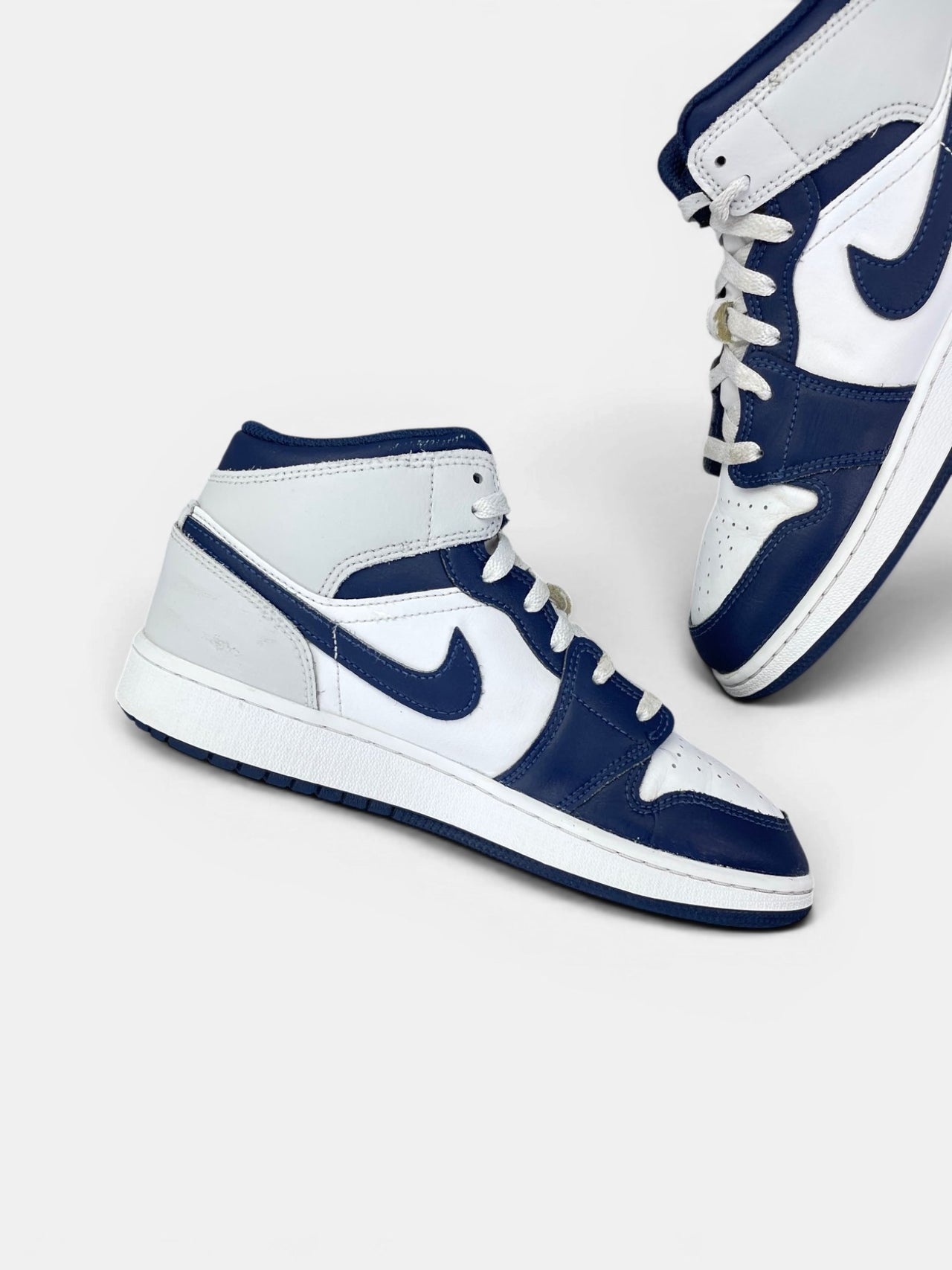 Nike Air Jordan 1 Mid Smoke Grey Obsidian — buty sportowe damskie w bardzo dobrym stanie rozmiar 37.5, wewnętrzny panel lewego buta