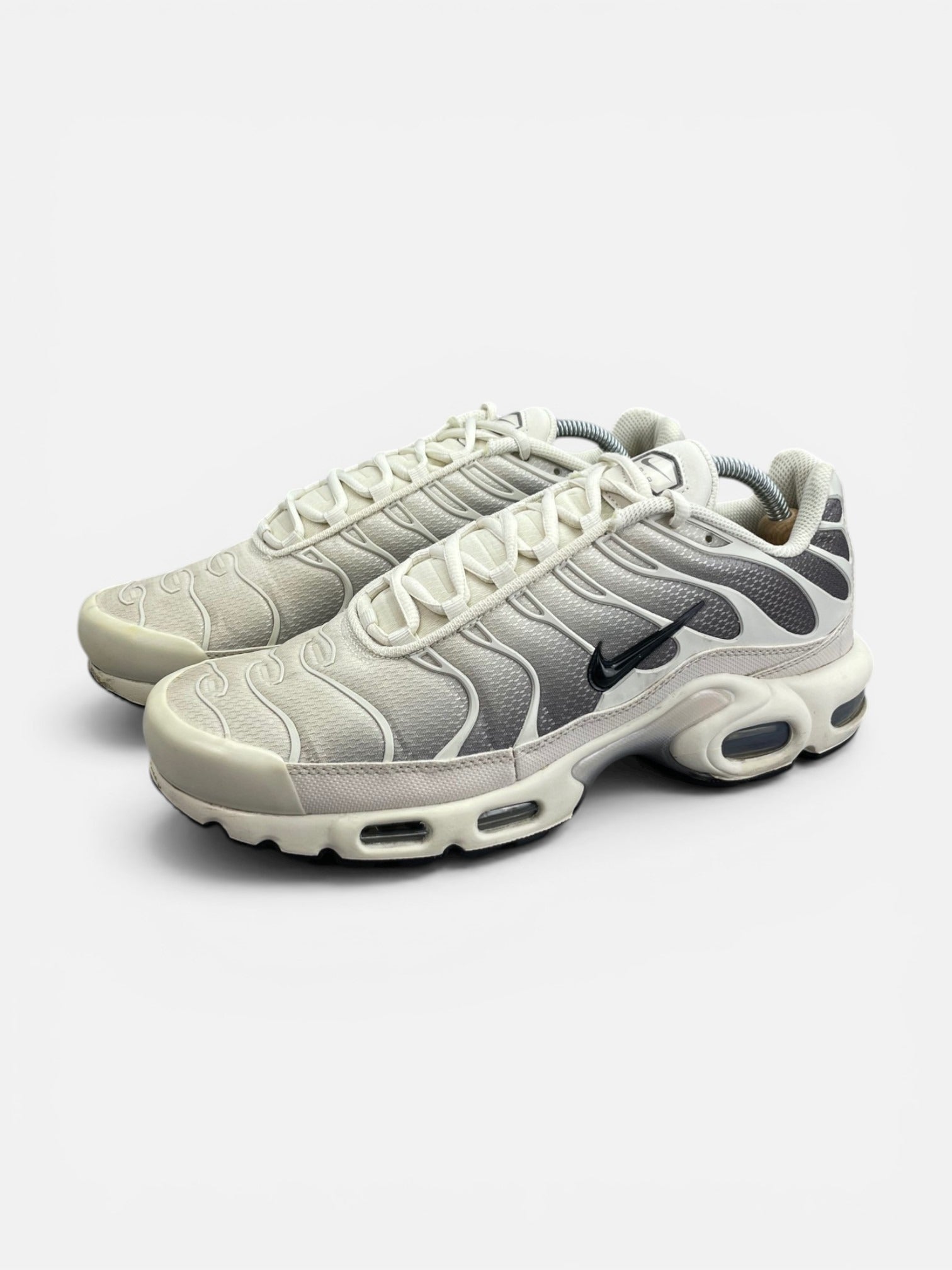 Nike Air Max Plus Light Orewood Cave Stone - buty sportowe, widok z boku