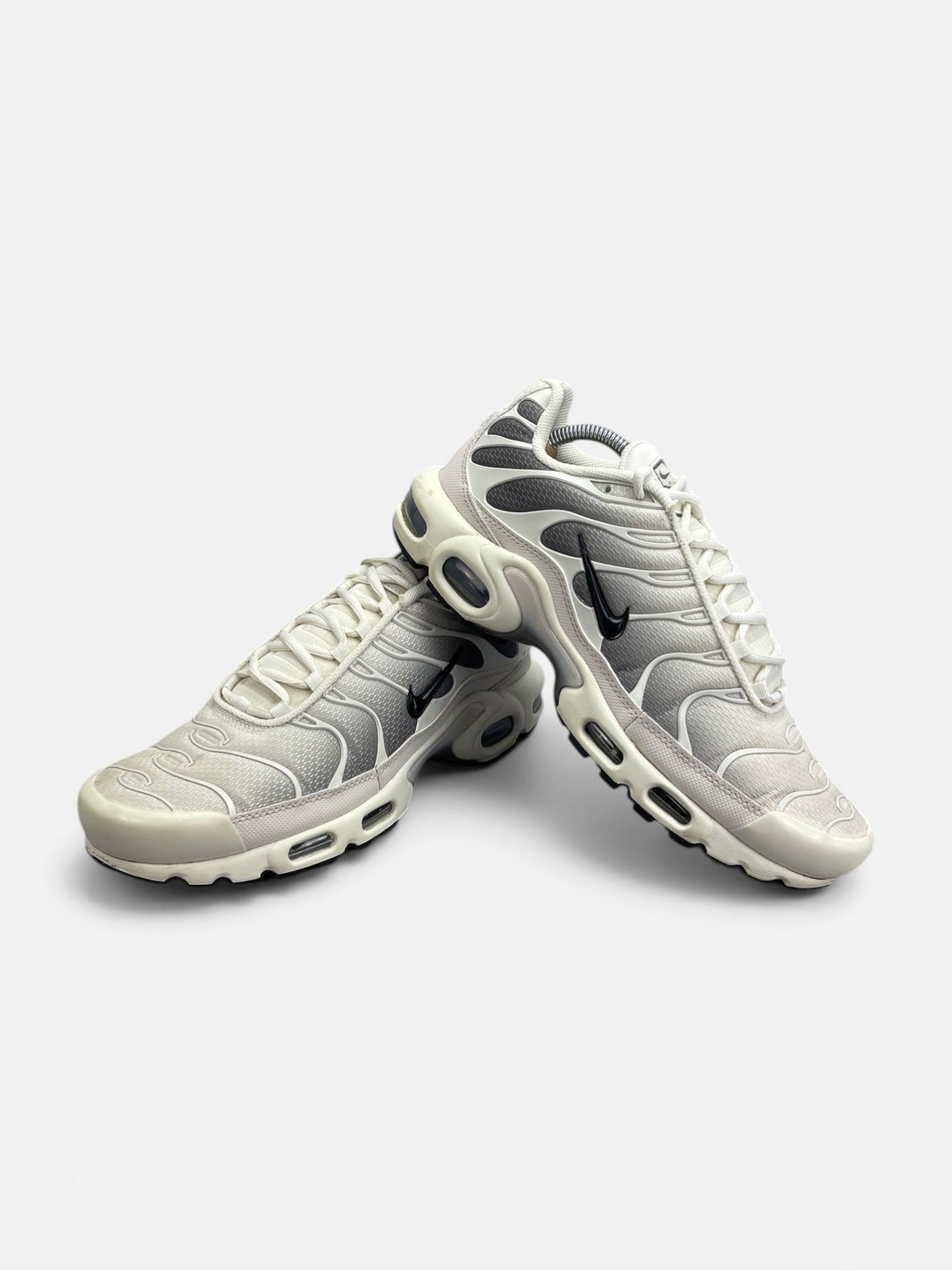 Nike Air Max Plus Light Orewood Cave Stone - buty sportowe, boczny profil