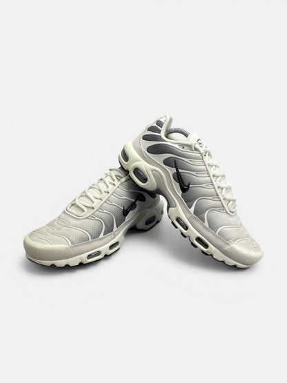 Nike Air Max Plus Light Orewood Cave Stone - buty sportowe, boczny profil
