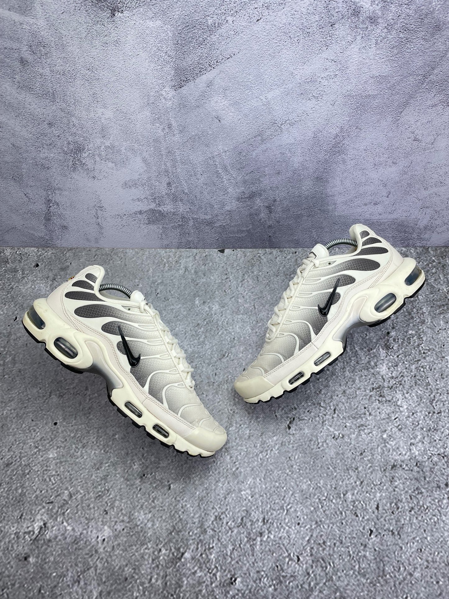 Nike Air Max Plus Light Orewood Cave Stone - buty sportowe, widok z góry na zewnętrzną stronę butów