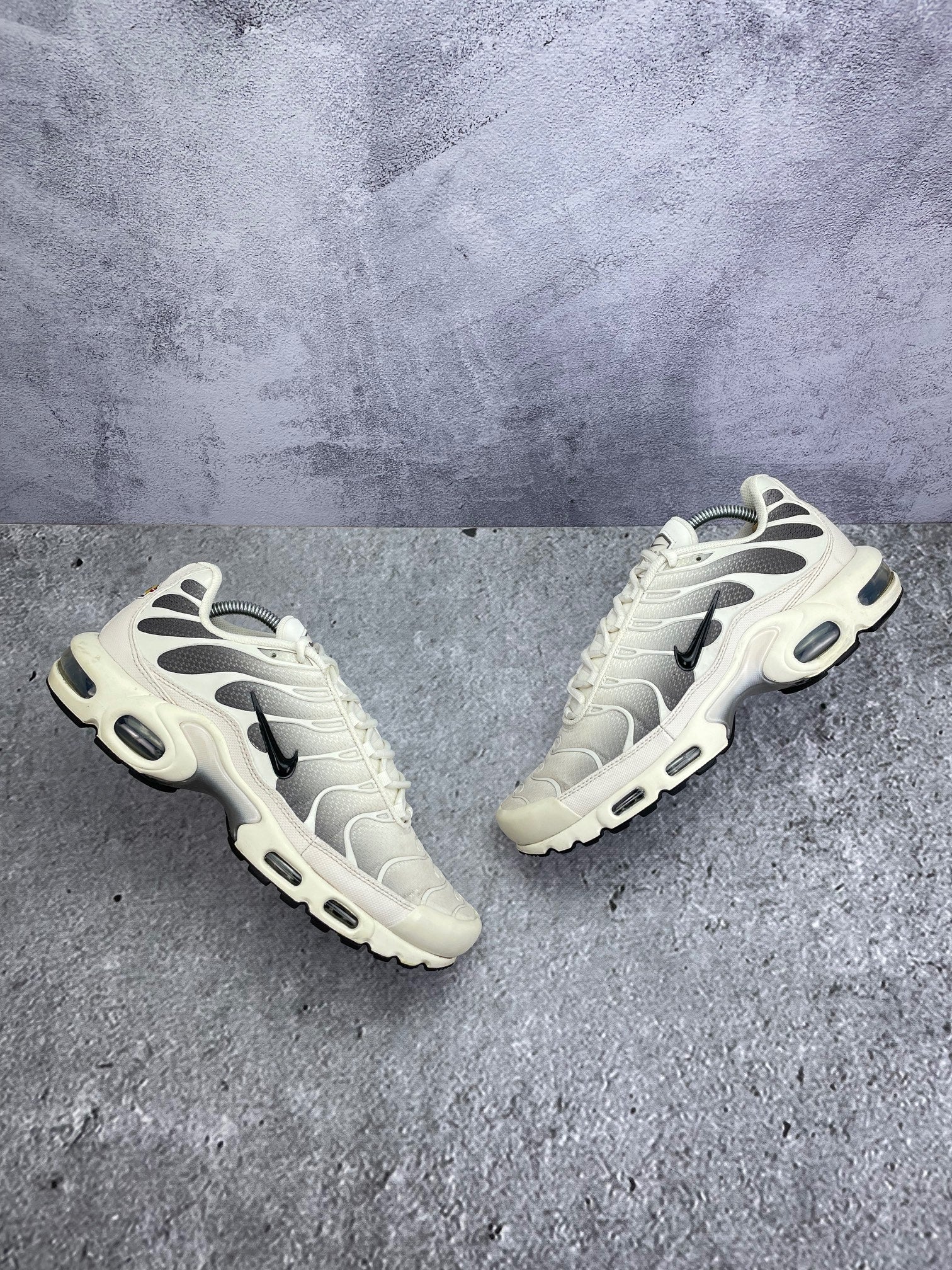 Nike Air Max Plus Light Orewood Cave Stone - buty sportowe, widok z góry na zewnętrzną stronę butów