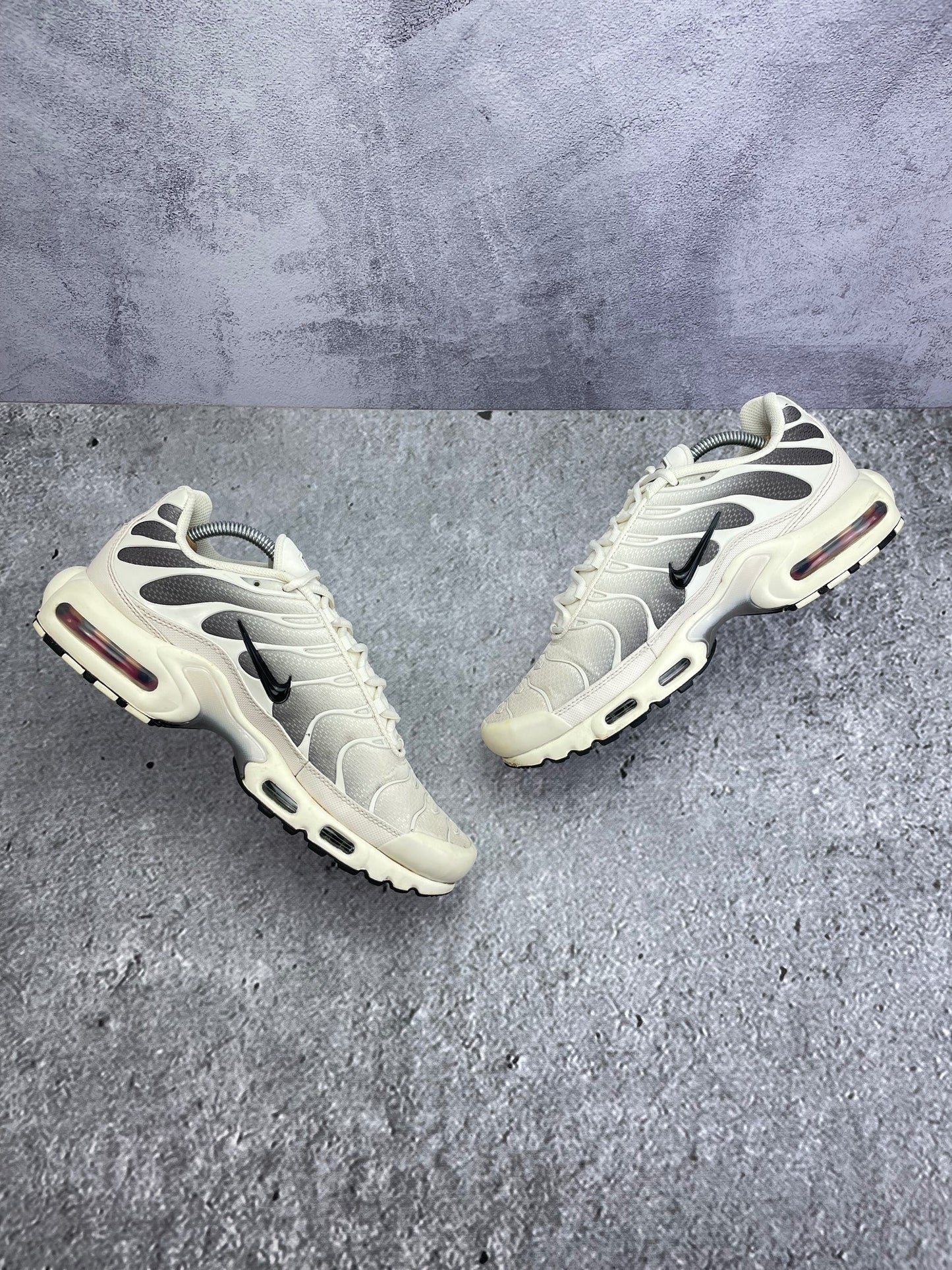 Nike Air Max Plus Light Orewood Cave Stone - buty sportowe, zewnętrzny panel prawego buta