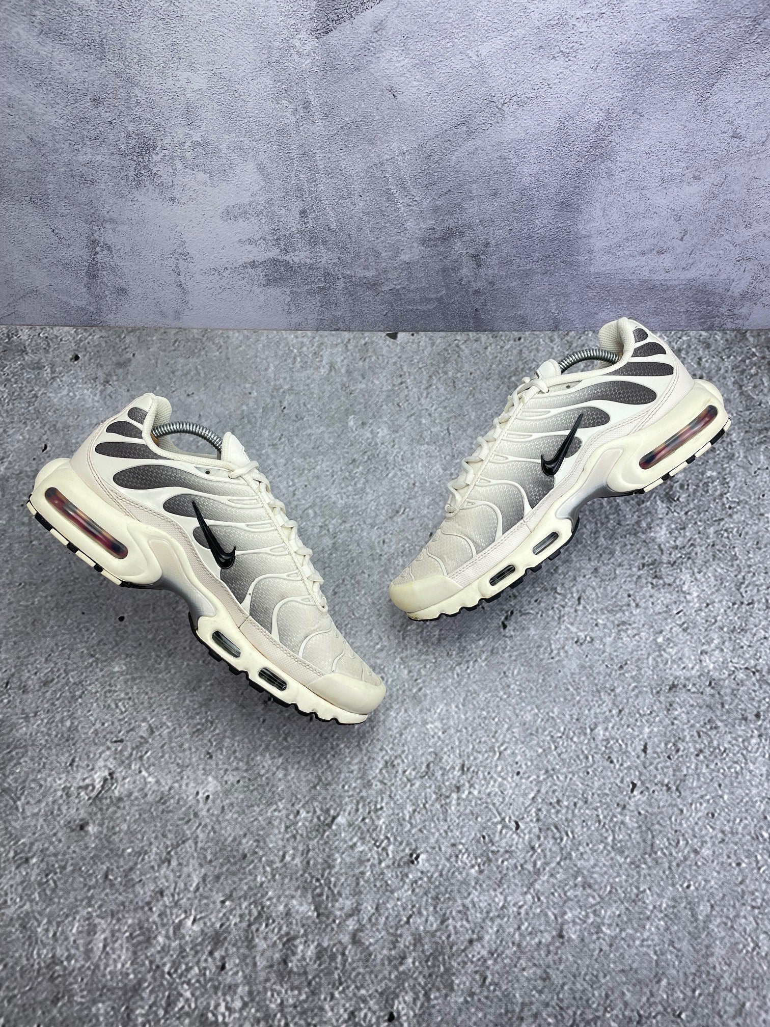 Nike Air Max Plus Light Orewood Cave Stone - buty sportowe, zewnętrzny panel prawego buta