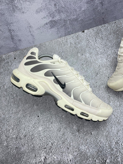 Nike Air Max Plus Light Orewood Cave Stone - buty sportowe, zewnętrzny panel lewego buta