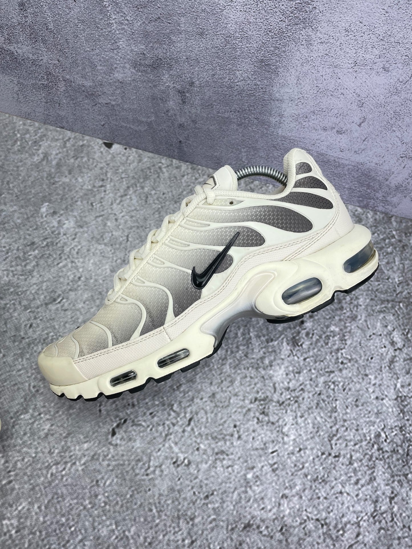 Nike Air Max Plus Light Orewood Cave Stone - buty sportowe, widok z góry na wewnętrzną stronę butów