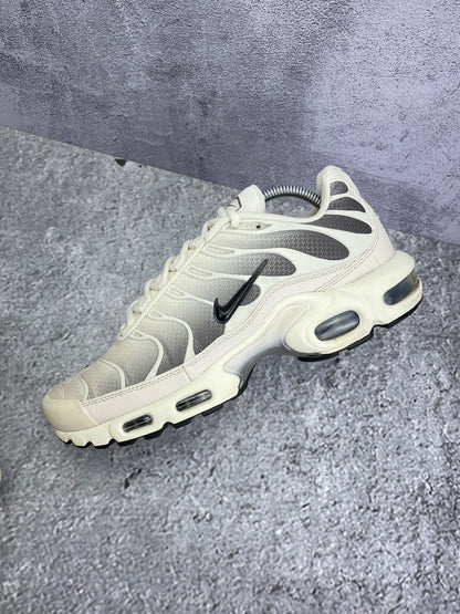 Nike Air Max Plus Light Orewood Cave Stone - buty sportowe, widok z góry na wewnętrzną stronę butów