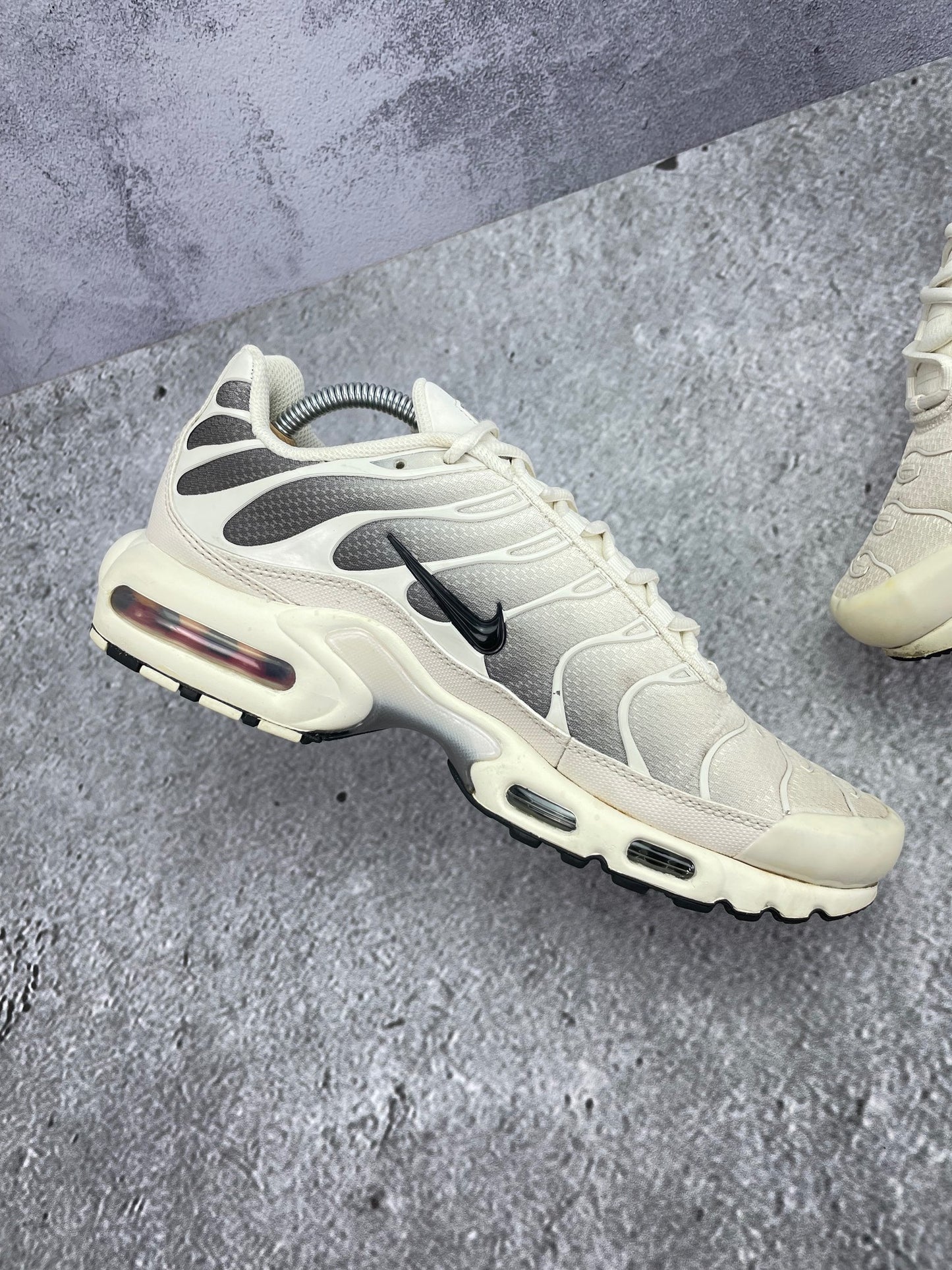 Nike Air Max Plus Light Orewood Cave Stone - buty sportowe, wewnętrzny panel lewego buta