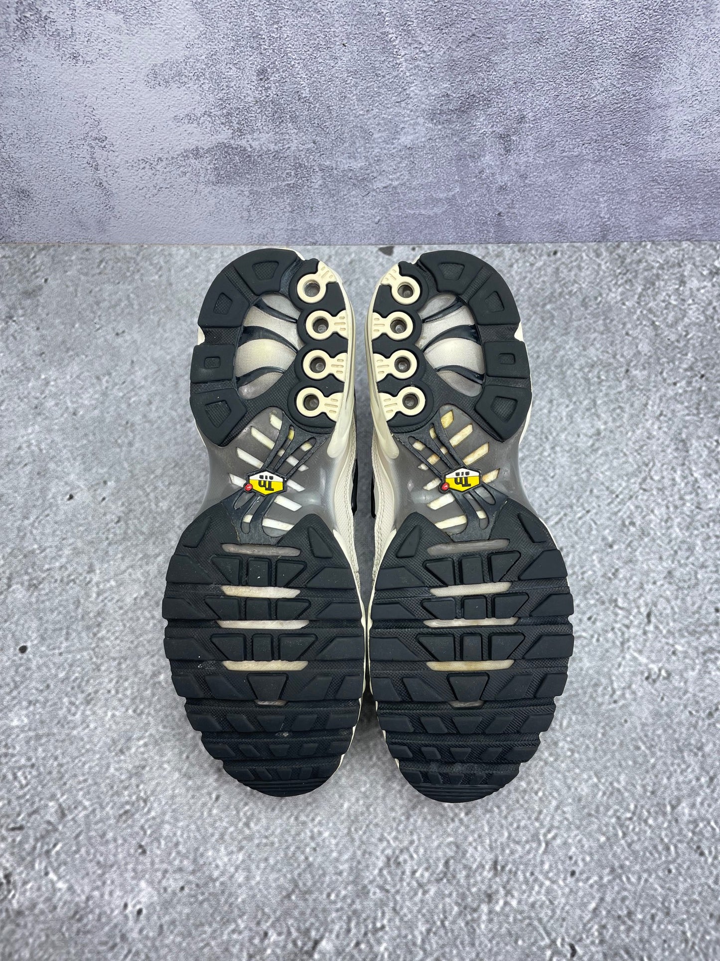 Nike Air Max Plus Light Orewood Cave Stone - buty sportowe, podeszwa