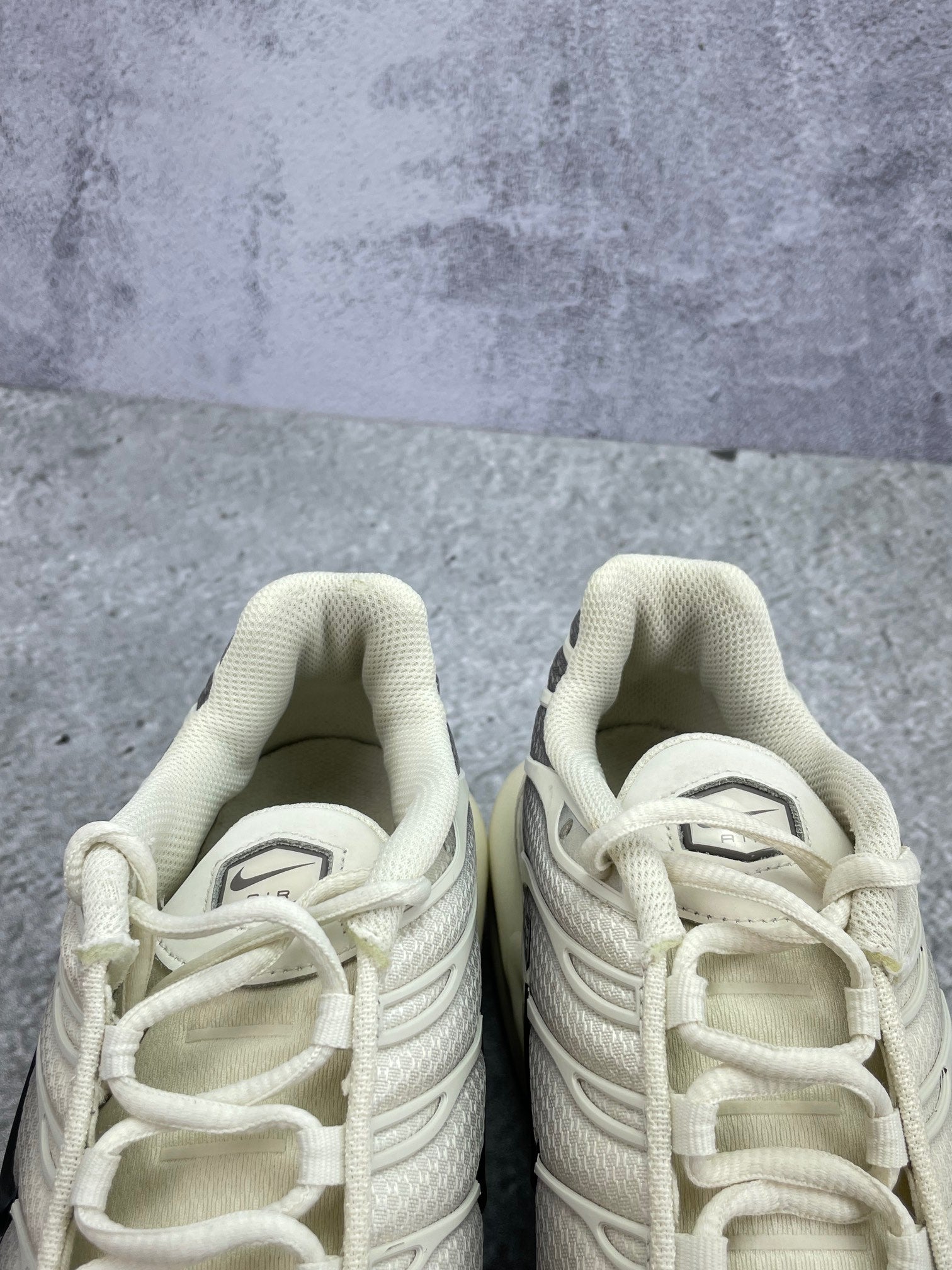 Nike Air Max Plus Light Orewood Cave Stone - buty sportowe, zapiętki butów