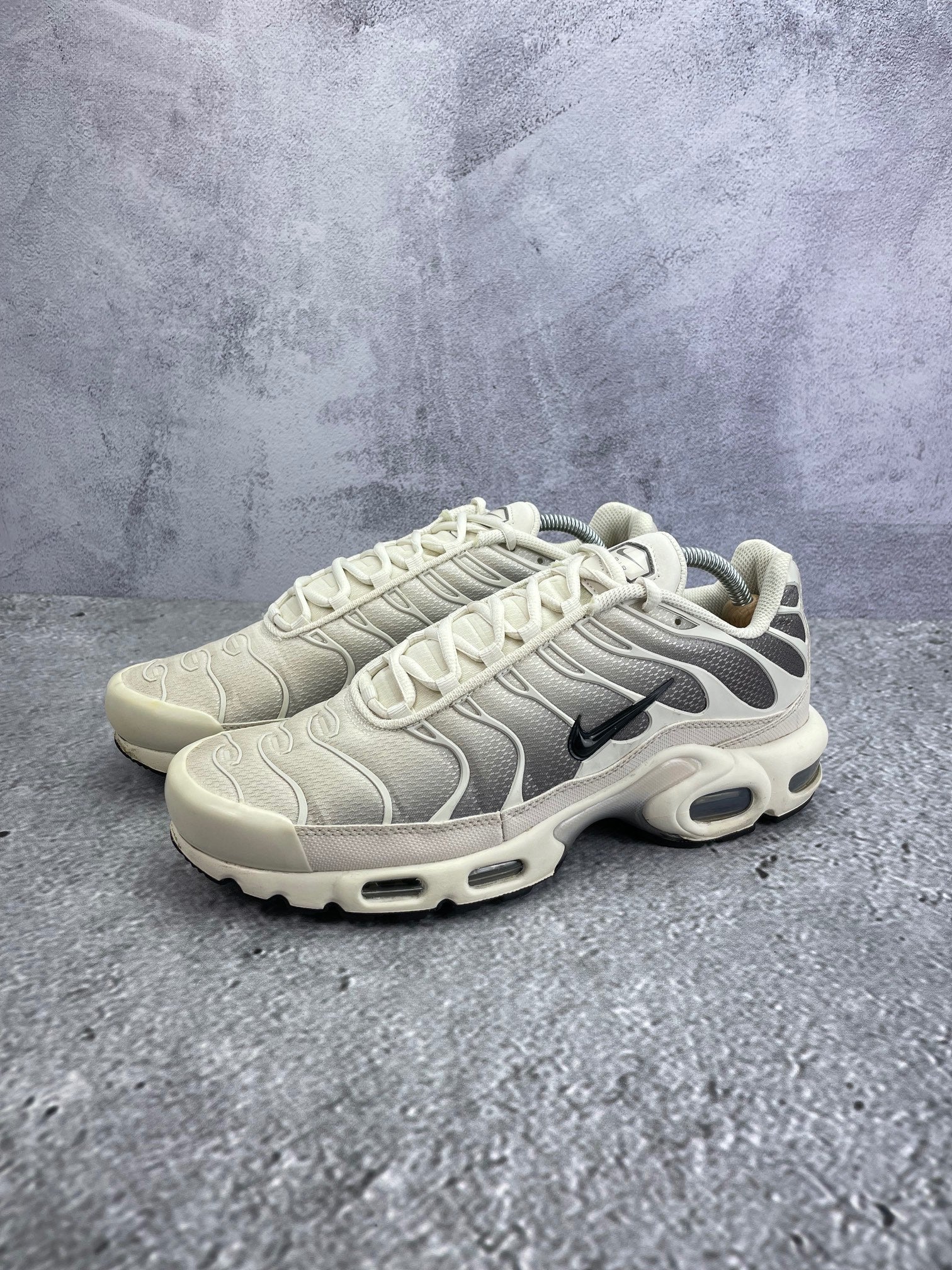 Nike Air Max Plus Light Orewood Cave Stone - buty sportowe, widok z boku na tle studyjnym