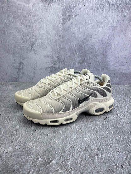 Nike Air Max Plus Light Orewood Cave Stone - buty sportowe, widok z boku na tle studyjnym