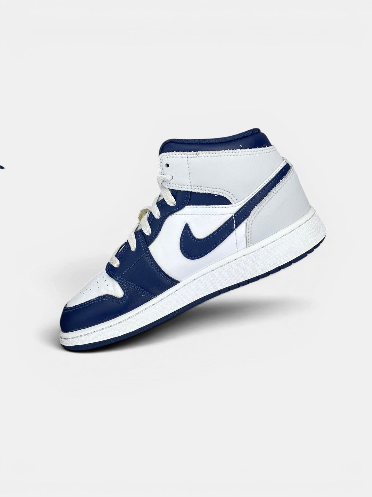 Nike Air Jordan 1 Mid Smoke Grey Obsidian — buty sportowe damskie w bardzo dobrym stanie rozmiar 37.5, wewnętrzny panel prawego buta