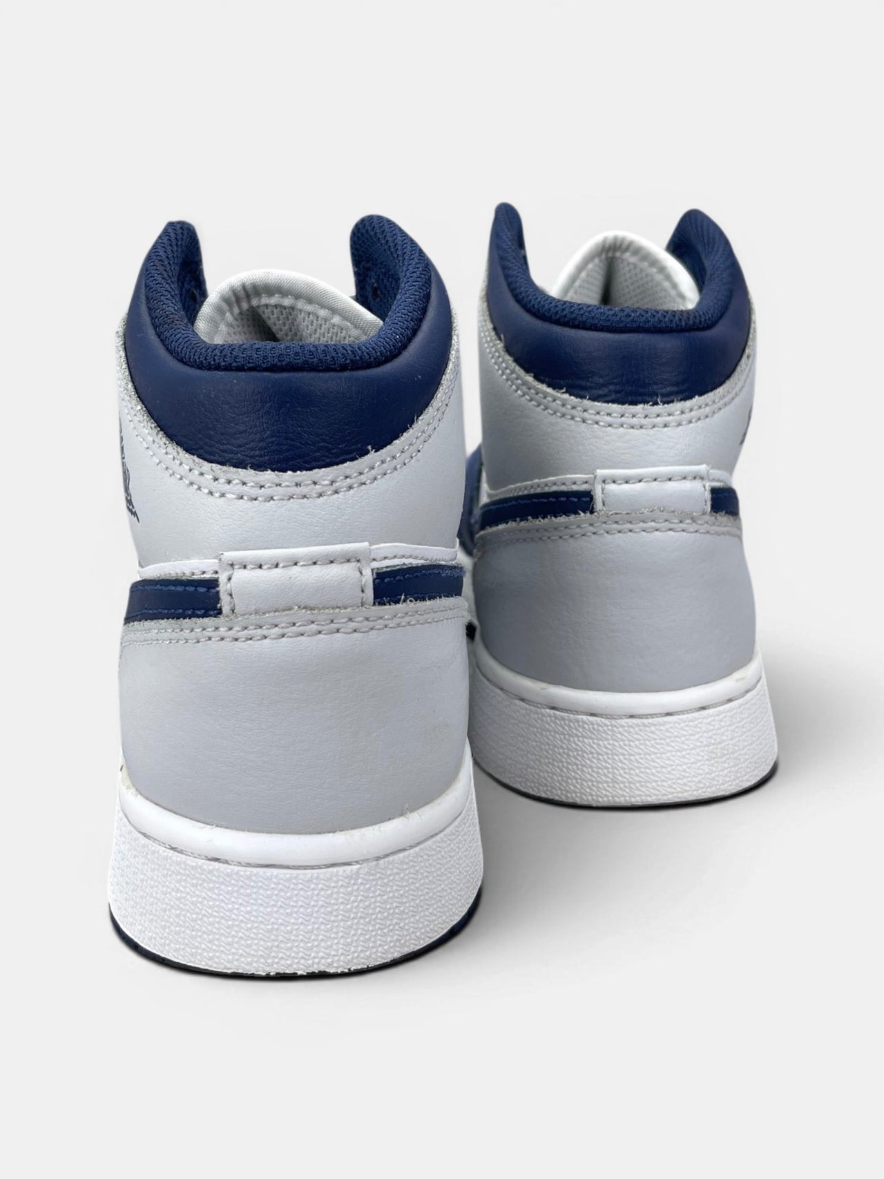 Nike Air Jordan 1 Mid Smoke Grey Obsidian — buty sportowe damskie w bardzo dobrym stanie rozmiar 37.5, widok z tyłu