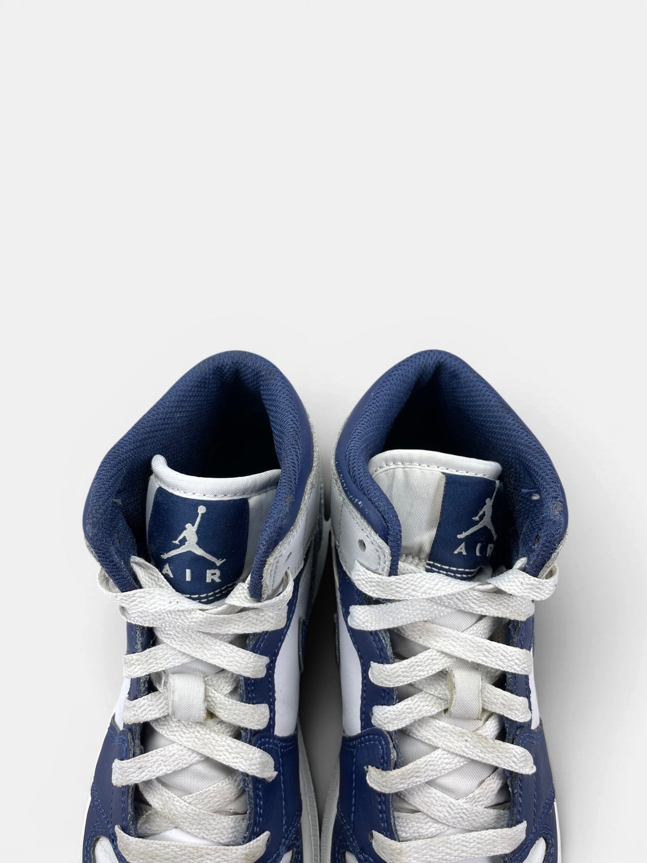 Nike Air Jordan 1 Mid Smoke Grey Obsidian — buty sportowe damskie w bardzo dobrym stanie rozmiar 37.5, zapiętki butów