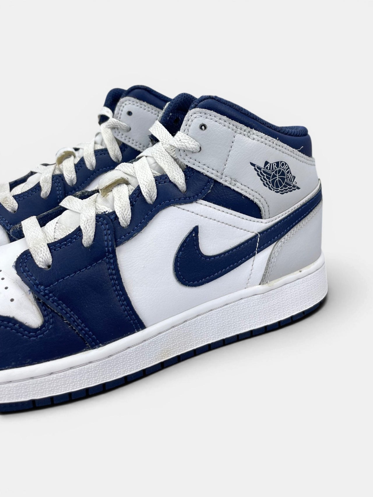 Nike Air Jordan 1 Mid Smoke Grey Obsidian — buty sportowe damskie w bardzo dobrym stanie rozmiar 37.5, opcjonalne zdjęcie 1