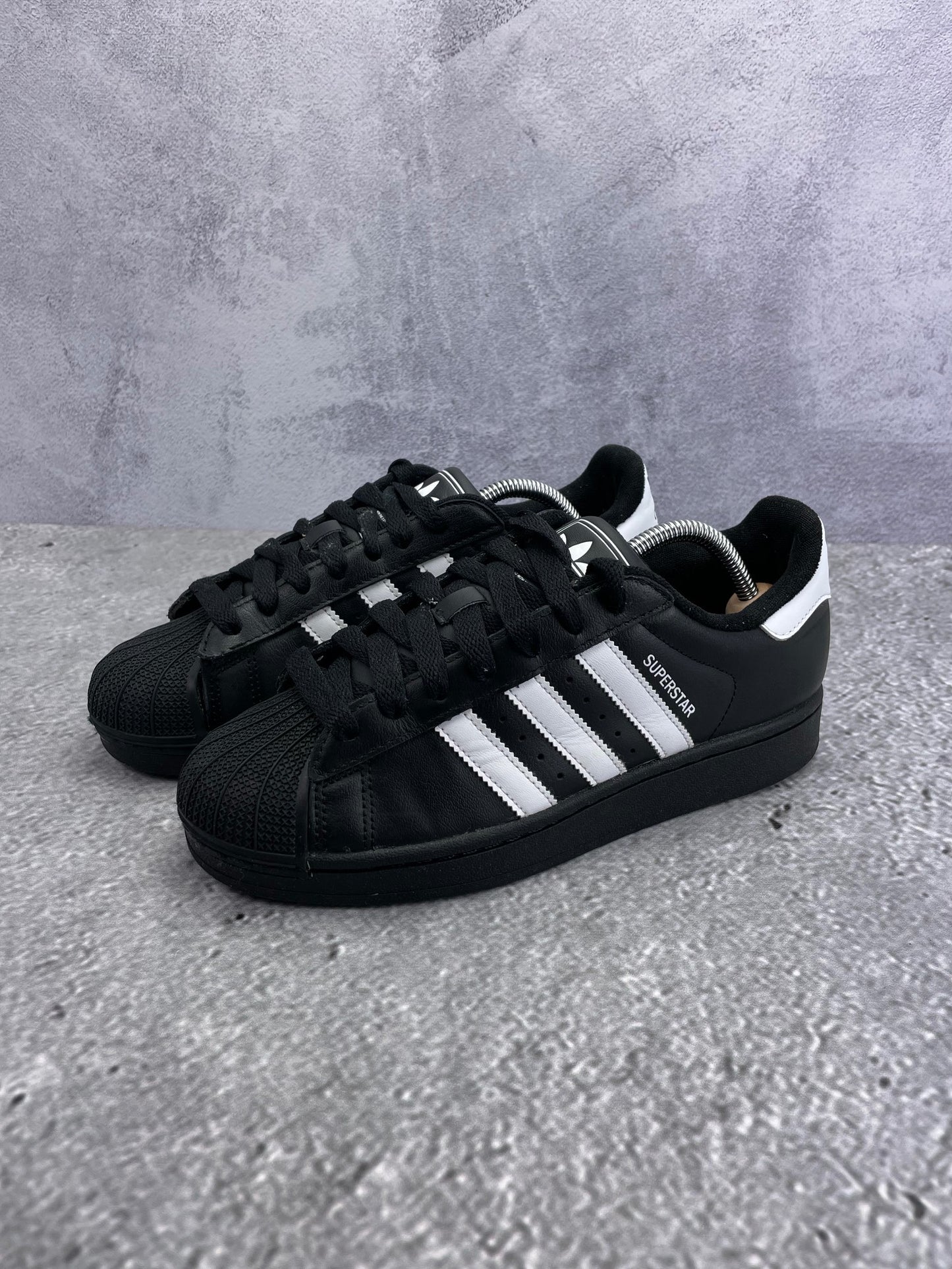 adidas Superstar II Black White - buty sportowe, widok z boku na tle studyjnym
