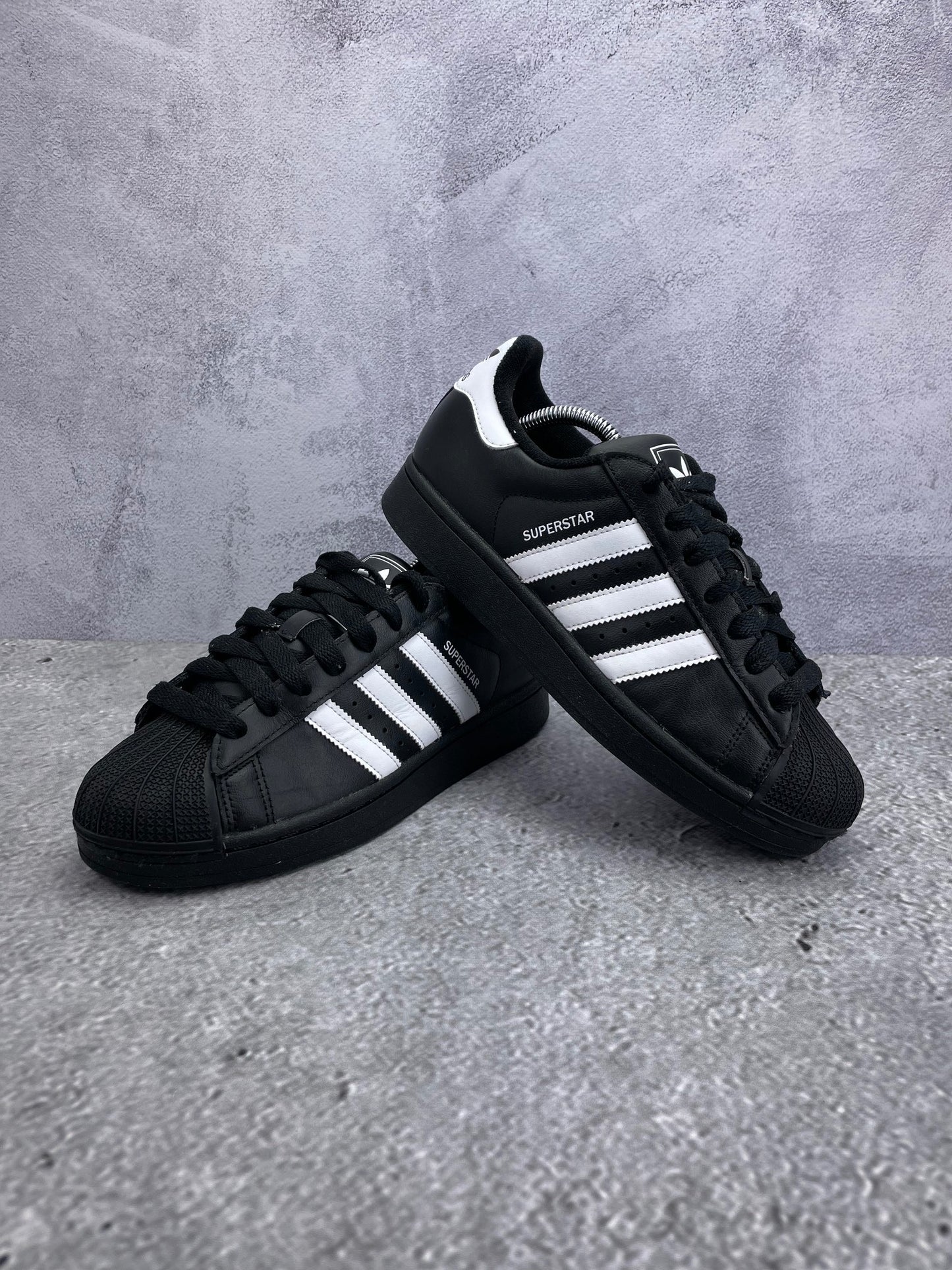 adidas Superstar II Black White - buty sportowe, para butów, widok z boku na tle studyjnym