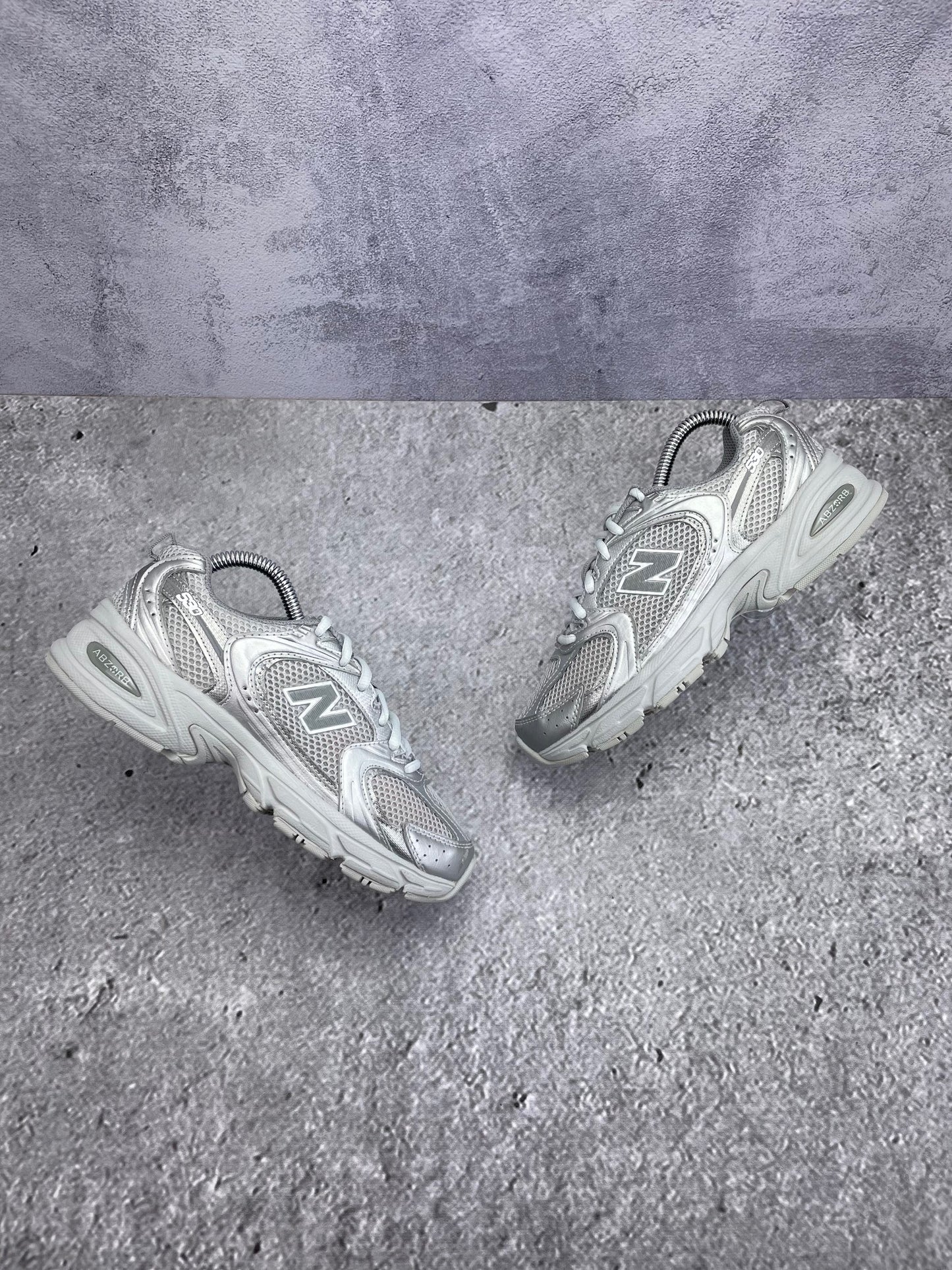 New Balance 530 Silver Metallic Moonbeam - buty sportowe, widok z góry na zewnętrzną stronę butów