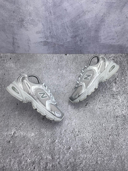 New Balance 530 Silver Metallic Moonbeam - buty sportowe, widok z góry na zewnętrzną stronę butów