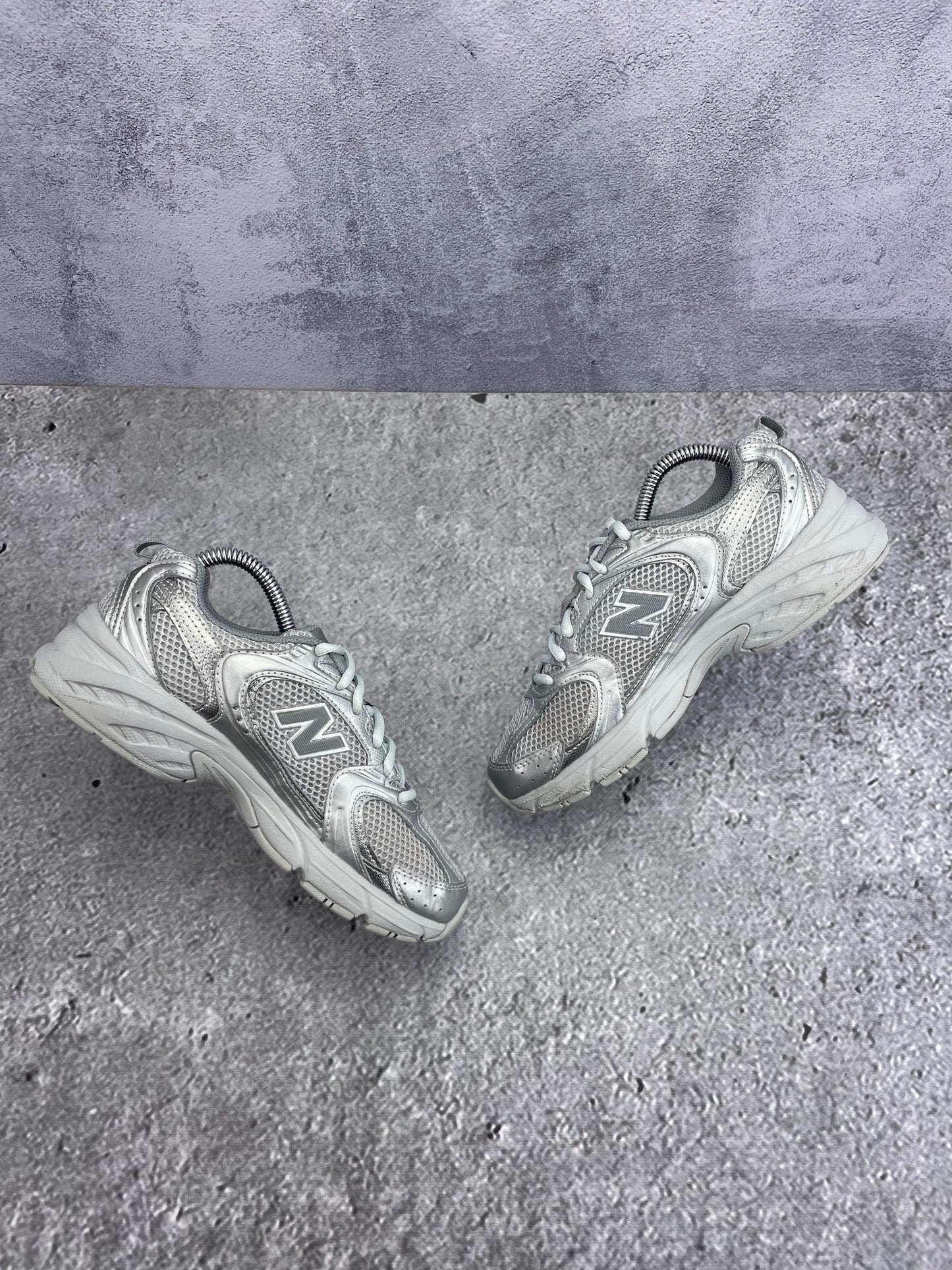 New Balance 530 Silver Metallic Moonbeam - buty sportowe, zewnętrzny panel prawego buta