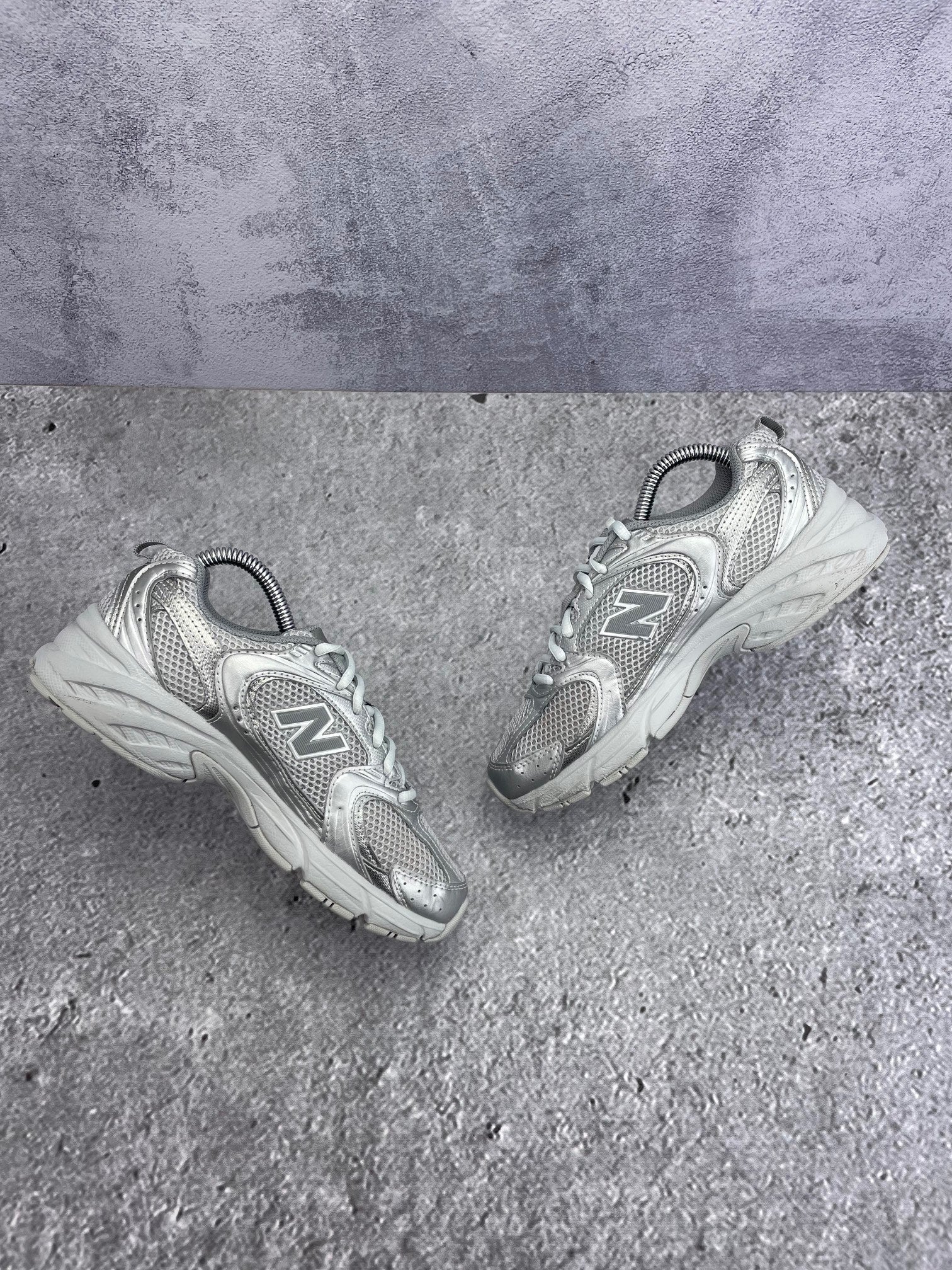 New Balance 530 Silver Metallic Moonbeam - buty sportowe, zewnętrzny panel prawego buta