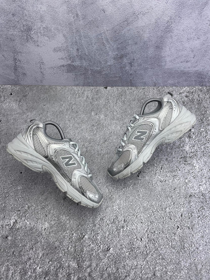New Balance 530 Silver Metallic Moonbeam - buty sportowe, zewnętrzny panel prawego buta