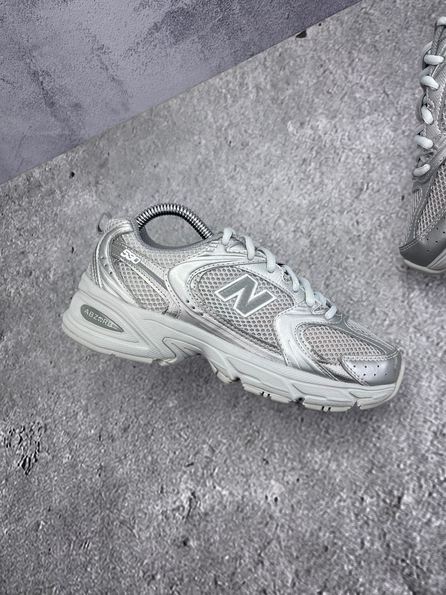 New Balance 530 Silver Metallic Moonbeam - buty sportowe, zewnętrzny panel lewego buta