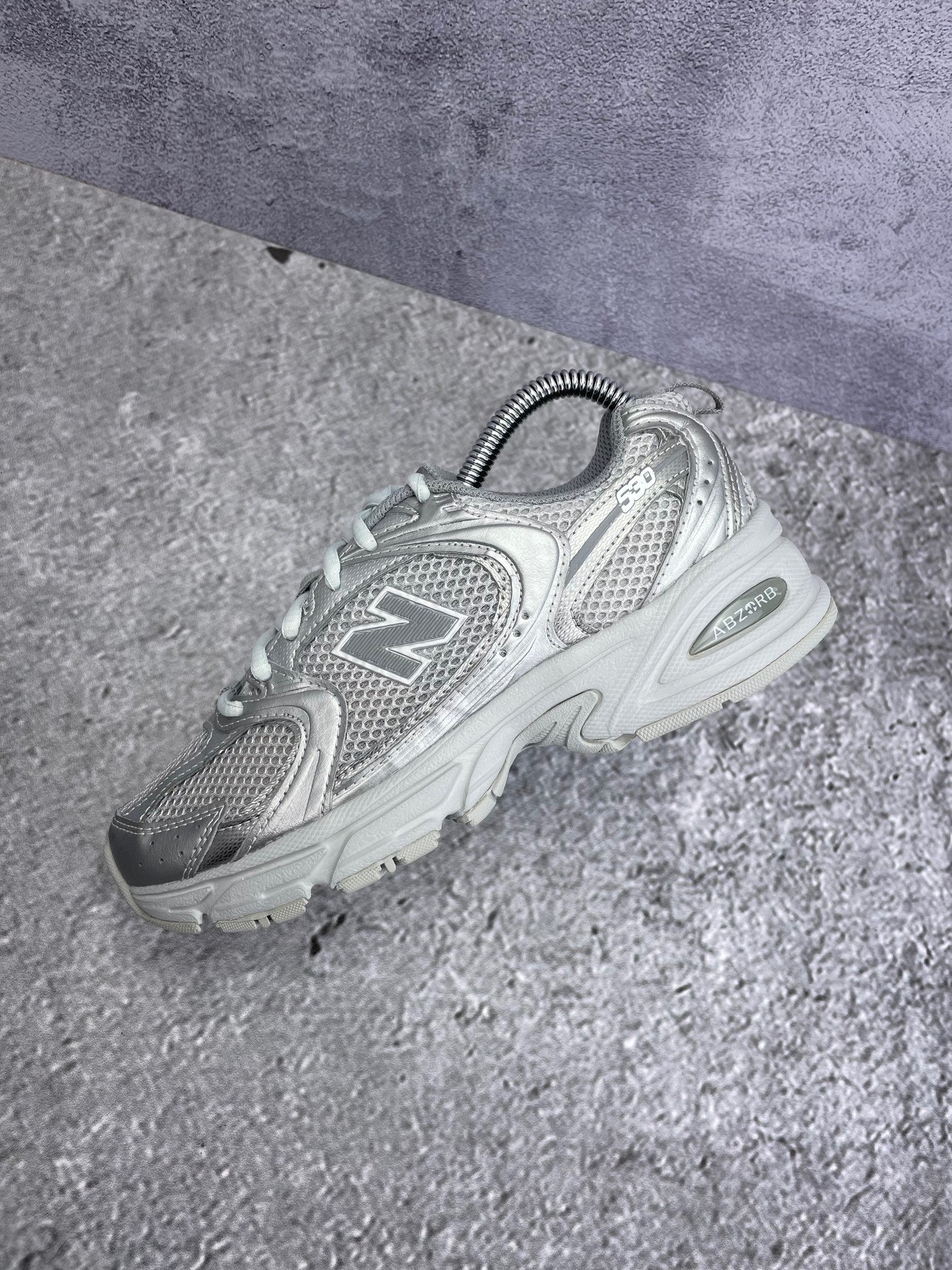 New Balance 530 Silver Metallic Moonbeam - buty sportowe, widok z góry na wewnętrzną stronę butów