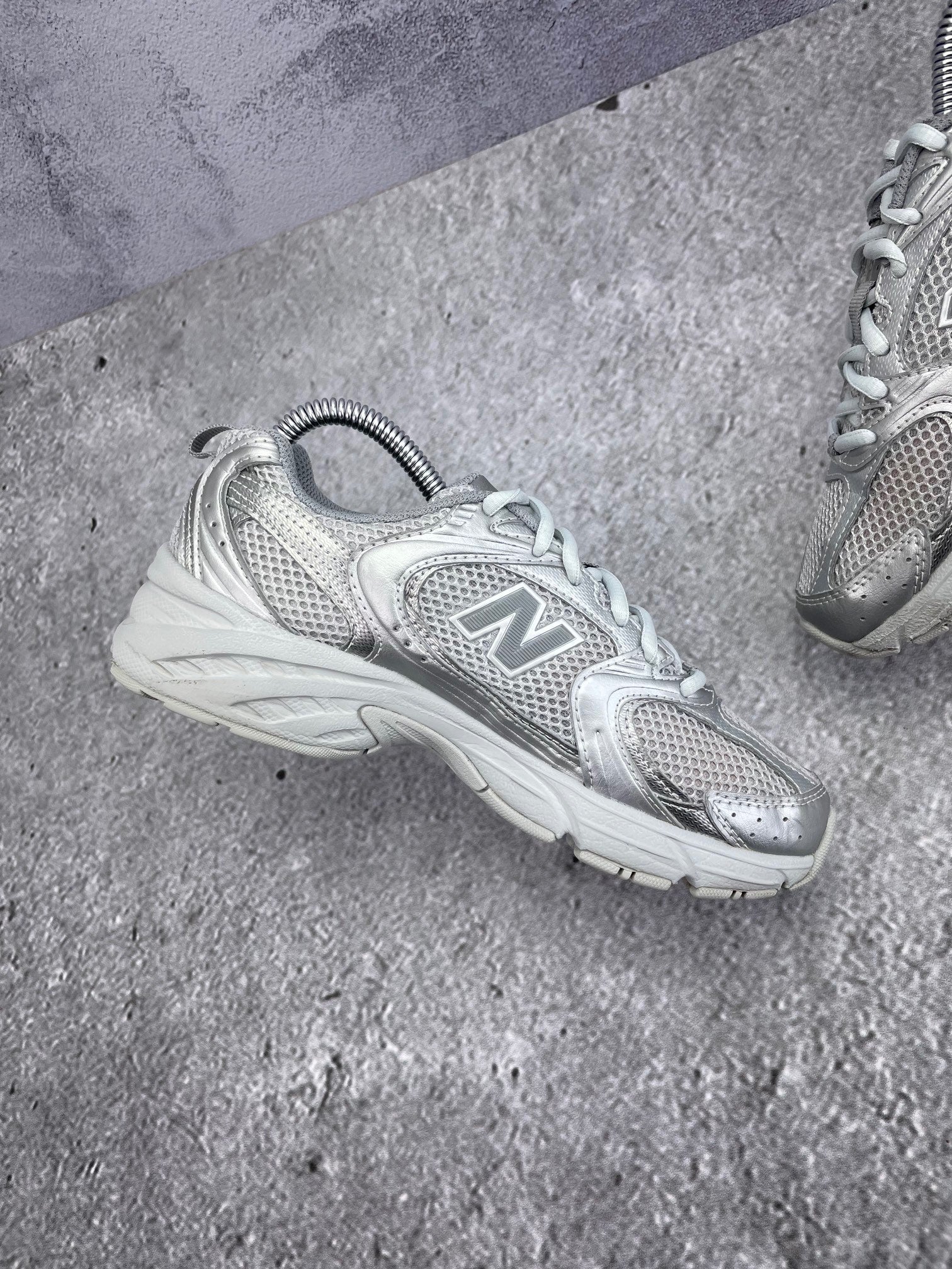 New Balance 530 Silver Metallic Moonbeam - buty sportowe, wewnętrzny panel lewego buta
