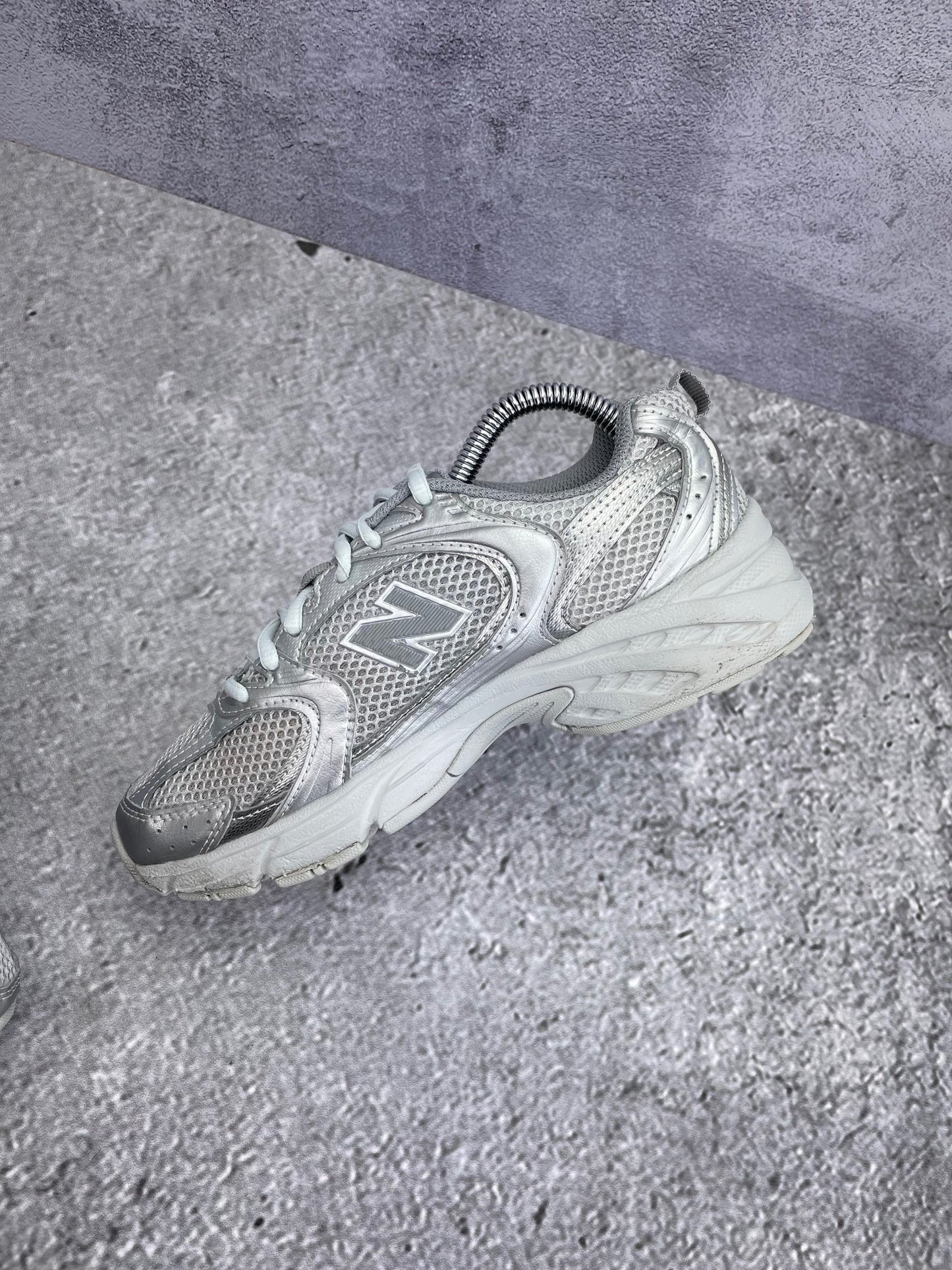 New Balance 530 Silver Metallic Moonbeam - buty sportowe, wewnętrzny panel prawego buta