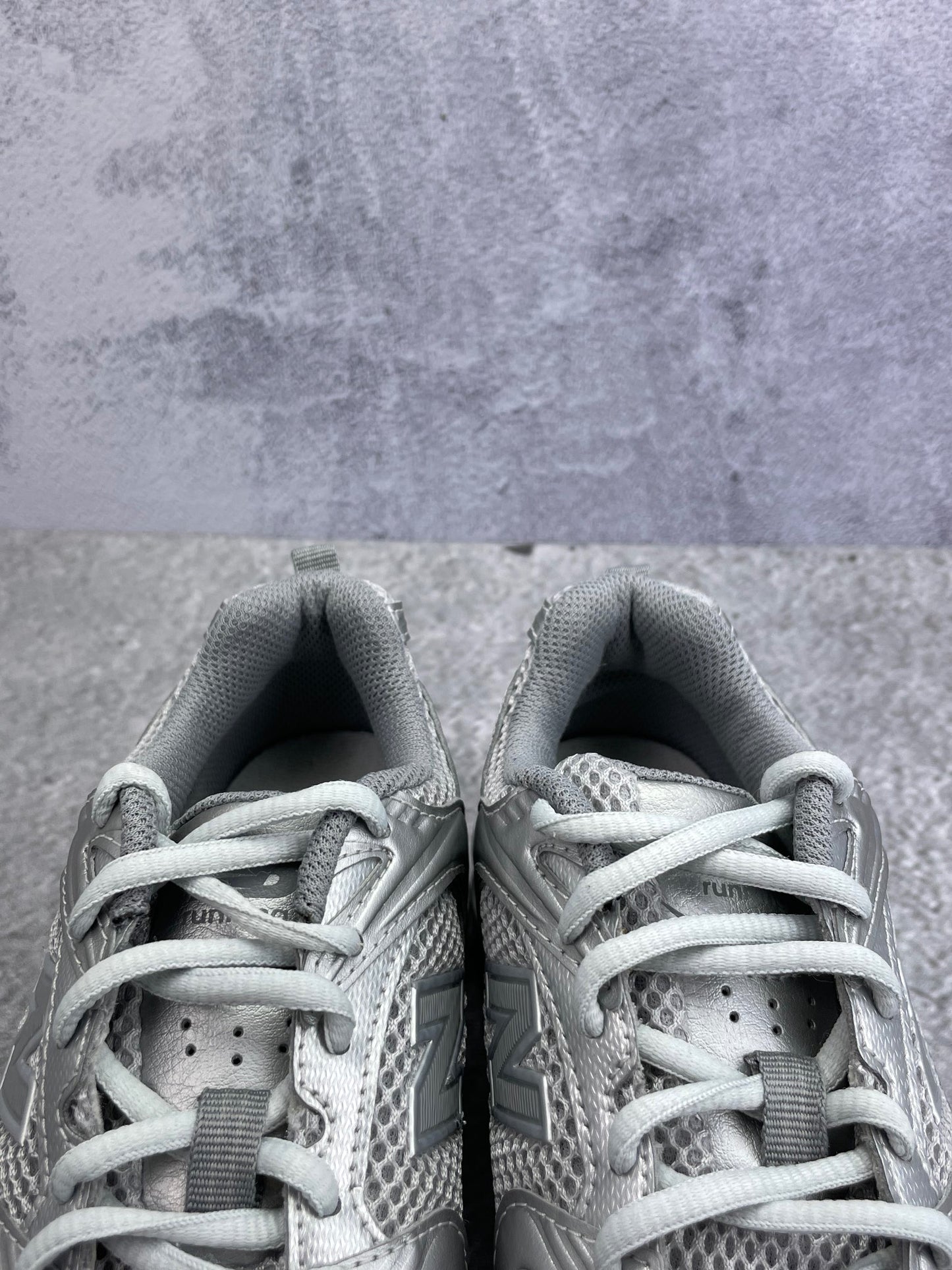 New Balance 530 Silver Metallic Moonbeam - buty sportowe, zapiętki butów