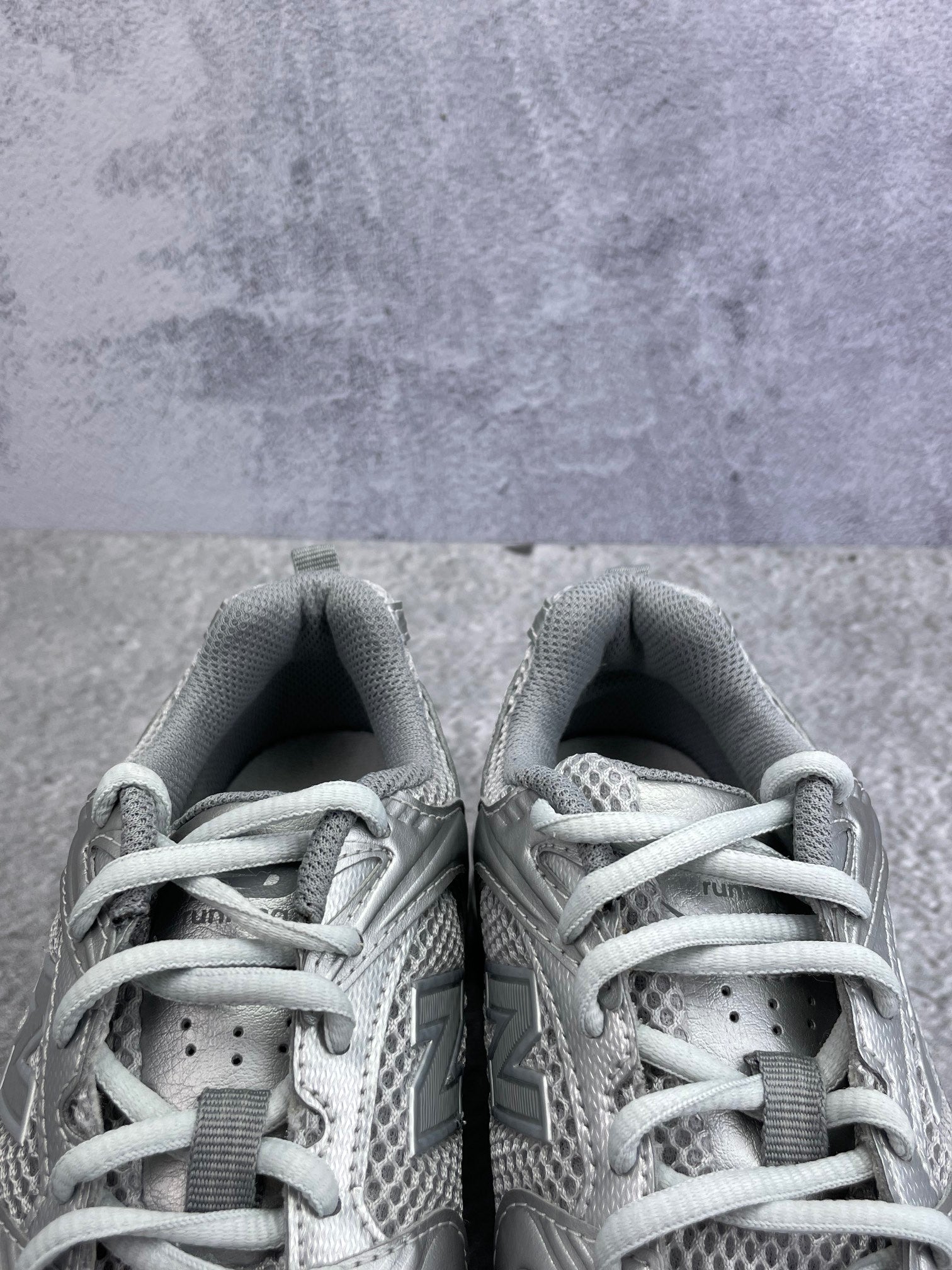 New Balance 530 Silver Metallic Moonbeam - buty sportowe, zapiętki butów