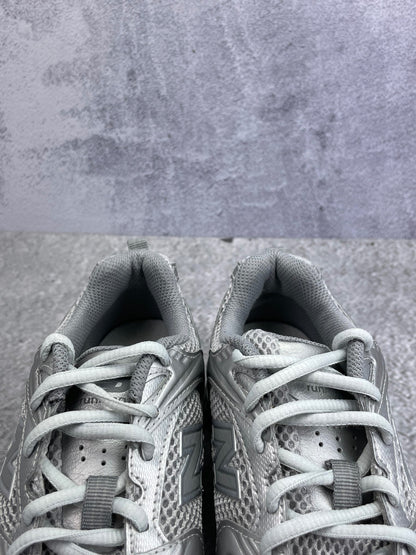 New Balance 530 Silver Metallic Moonbeam - buty sportowe, zapiętki butów