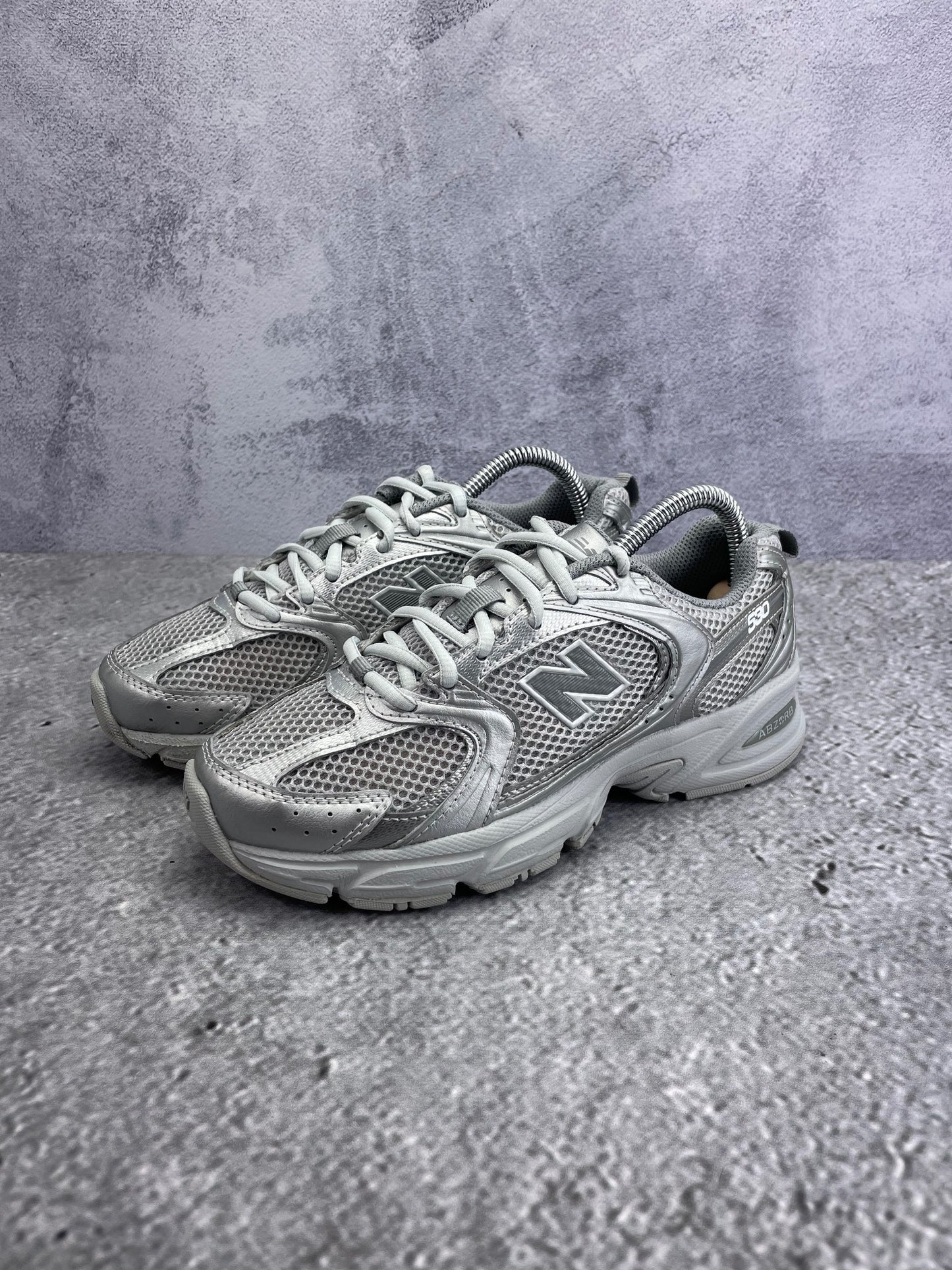 New Balance 530 Silver Metallic Moonbeam - buty sportowe, widok z boku na tle studyjnym