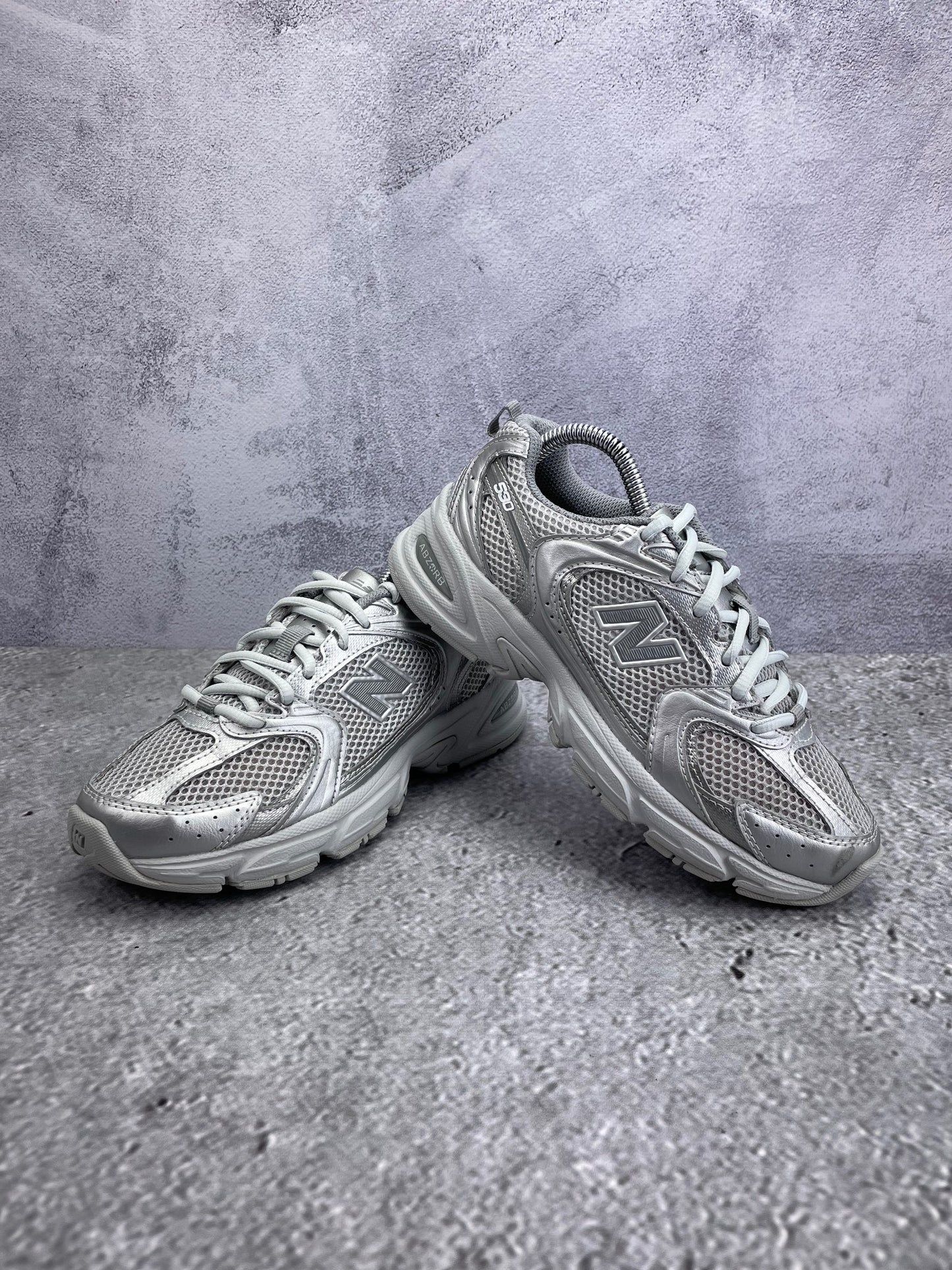 New Balance 530 Silver Metallic Moonbeam - buty sportowe, para butów, widok z boku na tle studyjnym